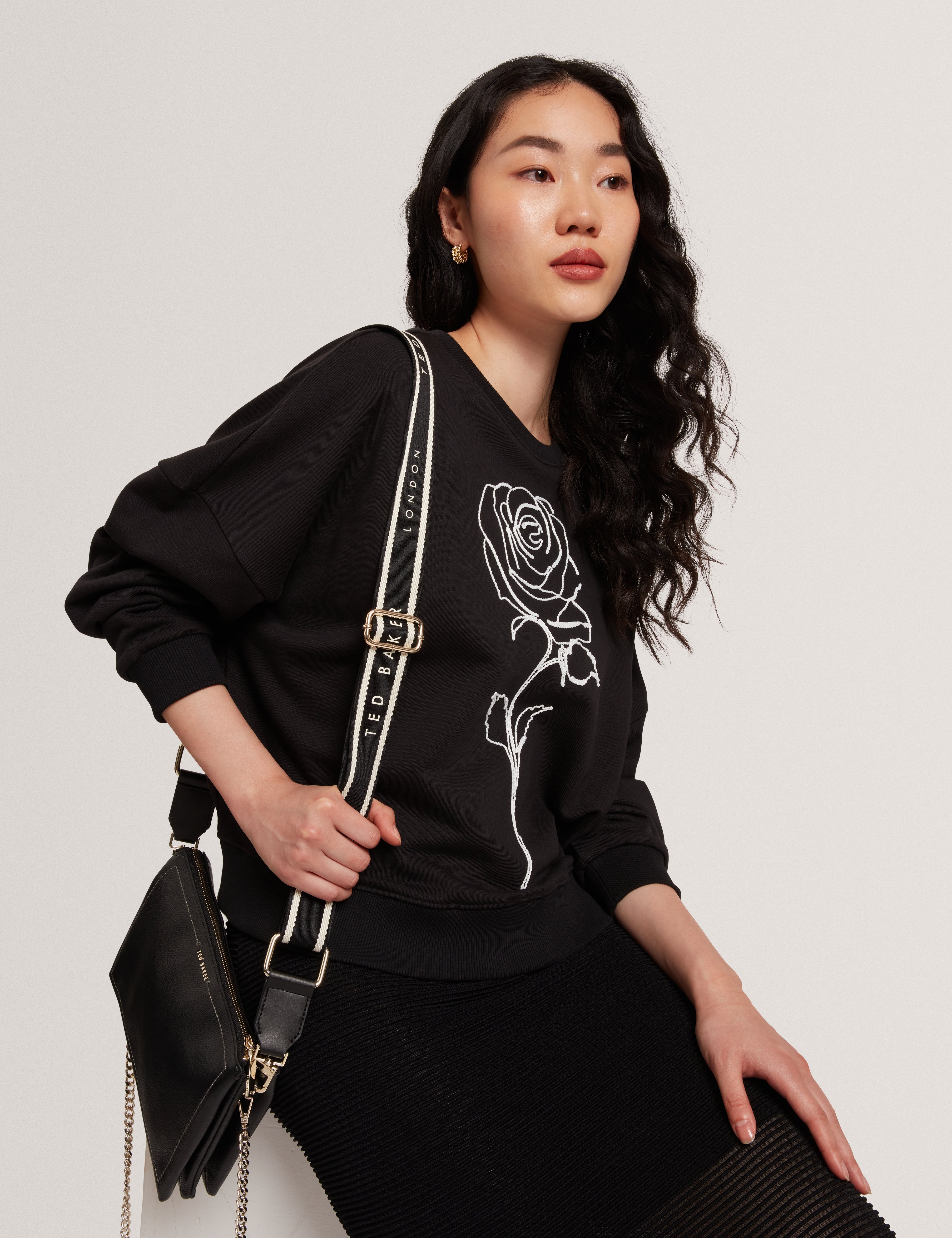 سويت شيرت مارسيا مطبوع باللون الأسود