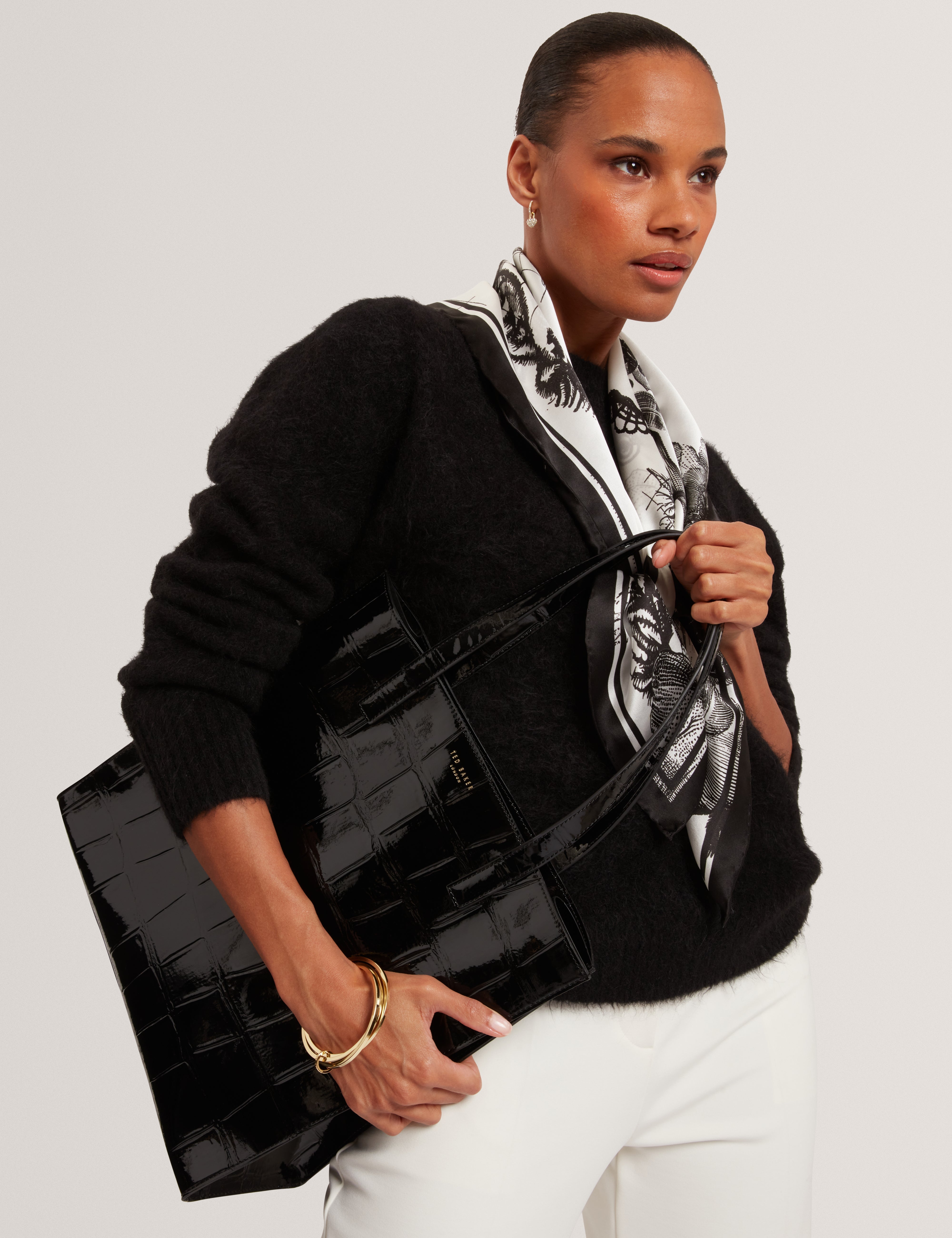 حقيبة فاندا كبيرة بتصميم تمساح باللون الأسود