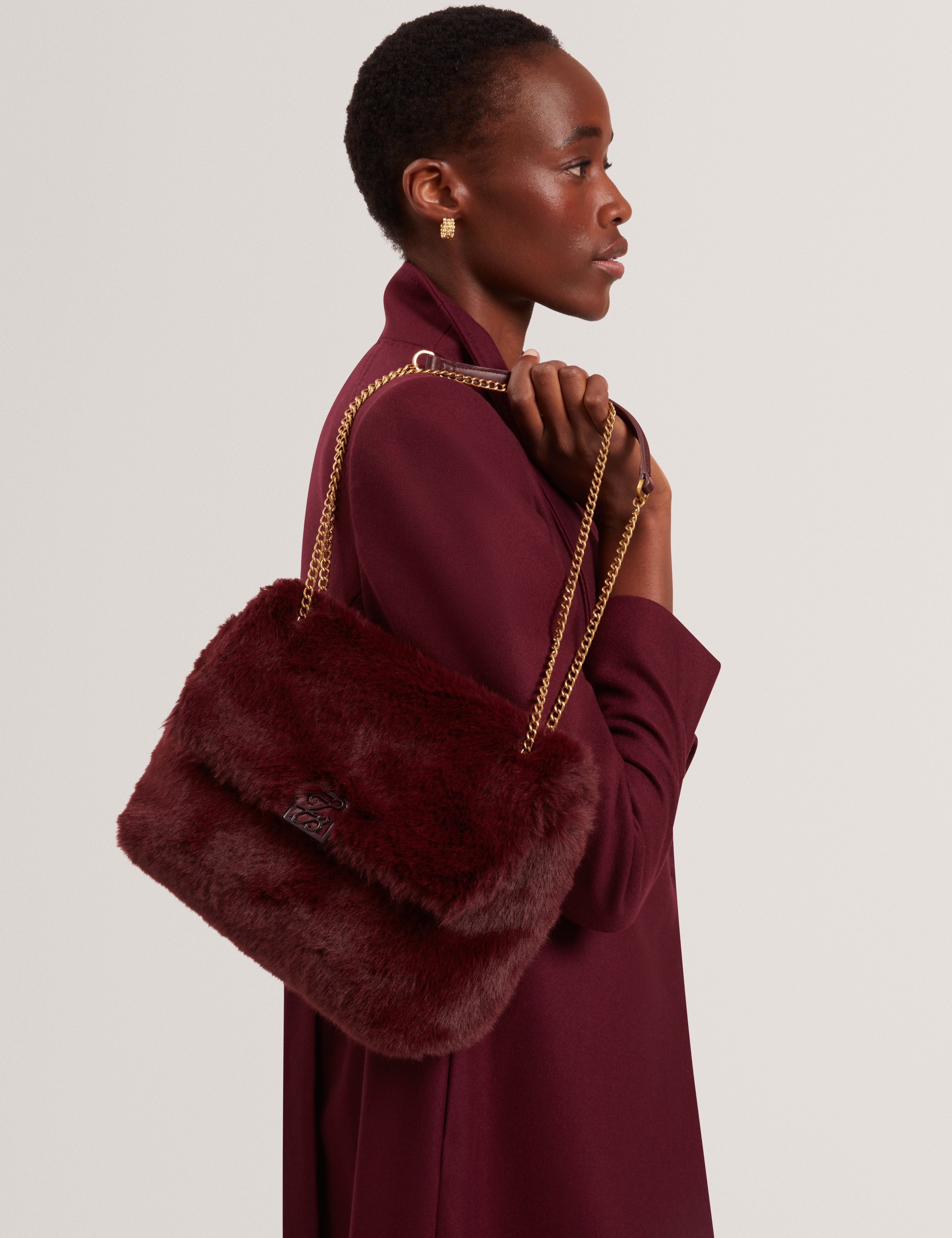 أنيلي حقيبة كتف من الفرو باللون الأحمر الداكن