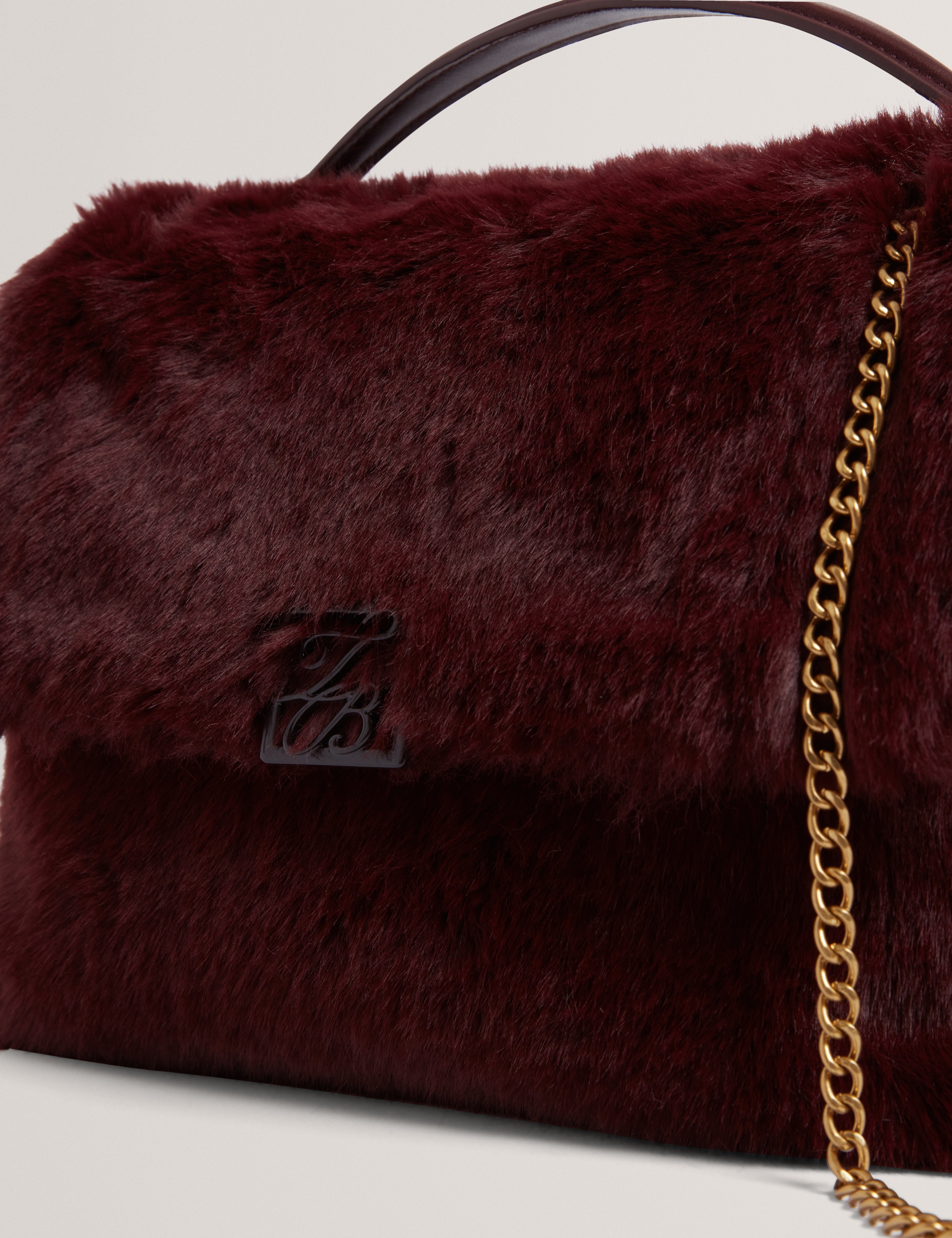 أنيلي حقيبة كتف من الفرو باللون الأحمر الداكن