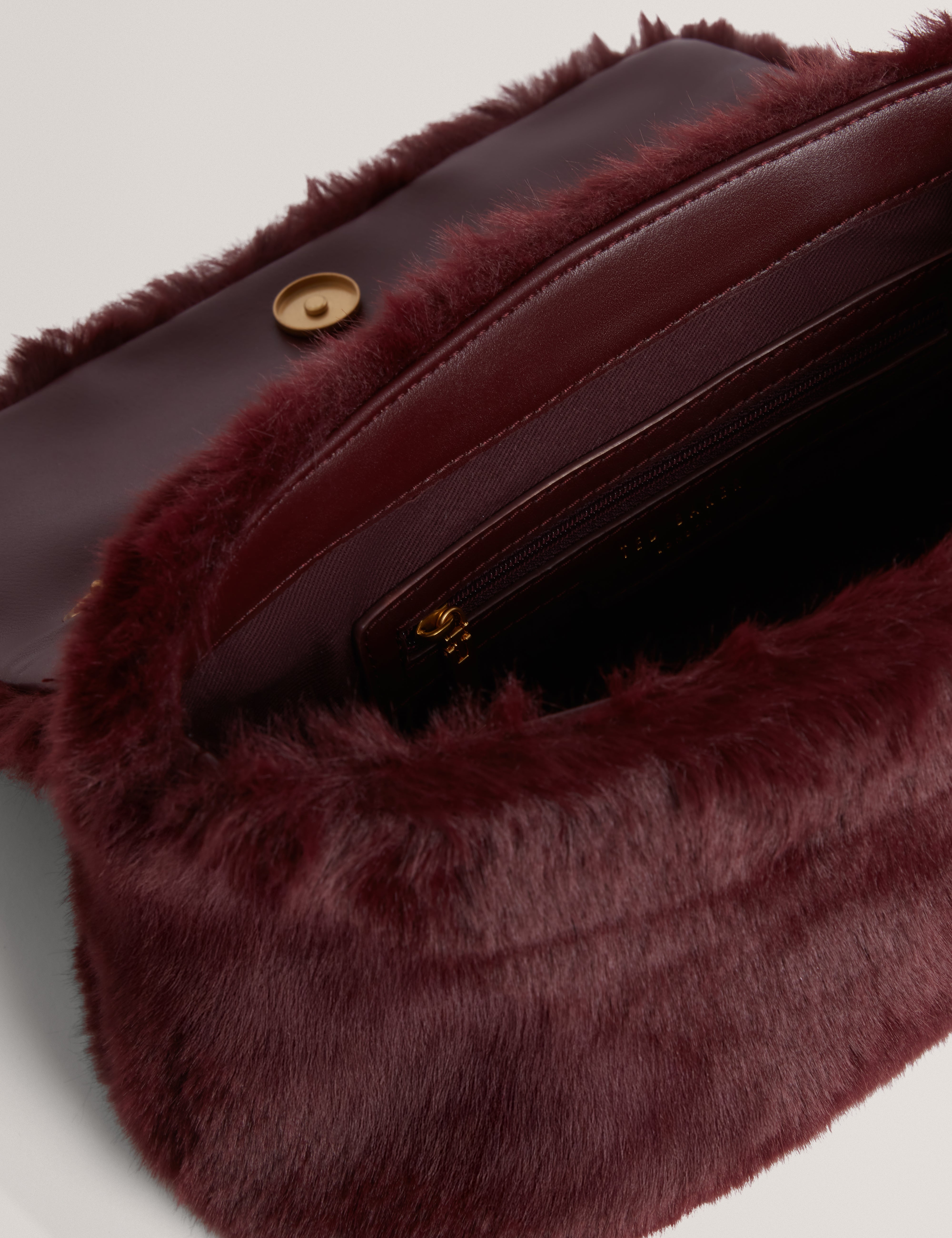 أنيلي حقيبة كتف من الفرو باللون الأحمر الداكن