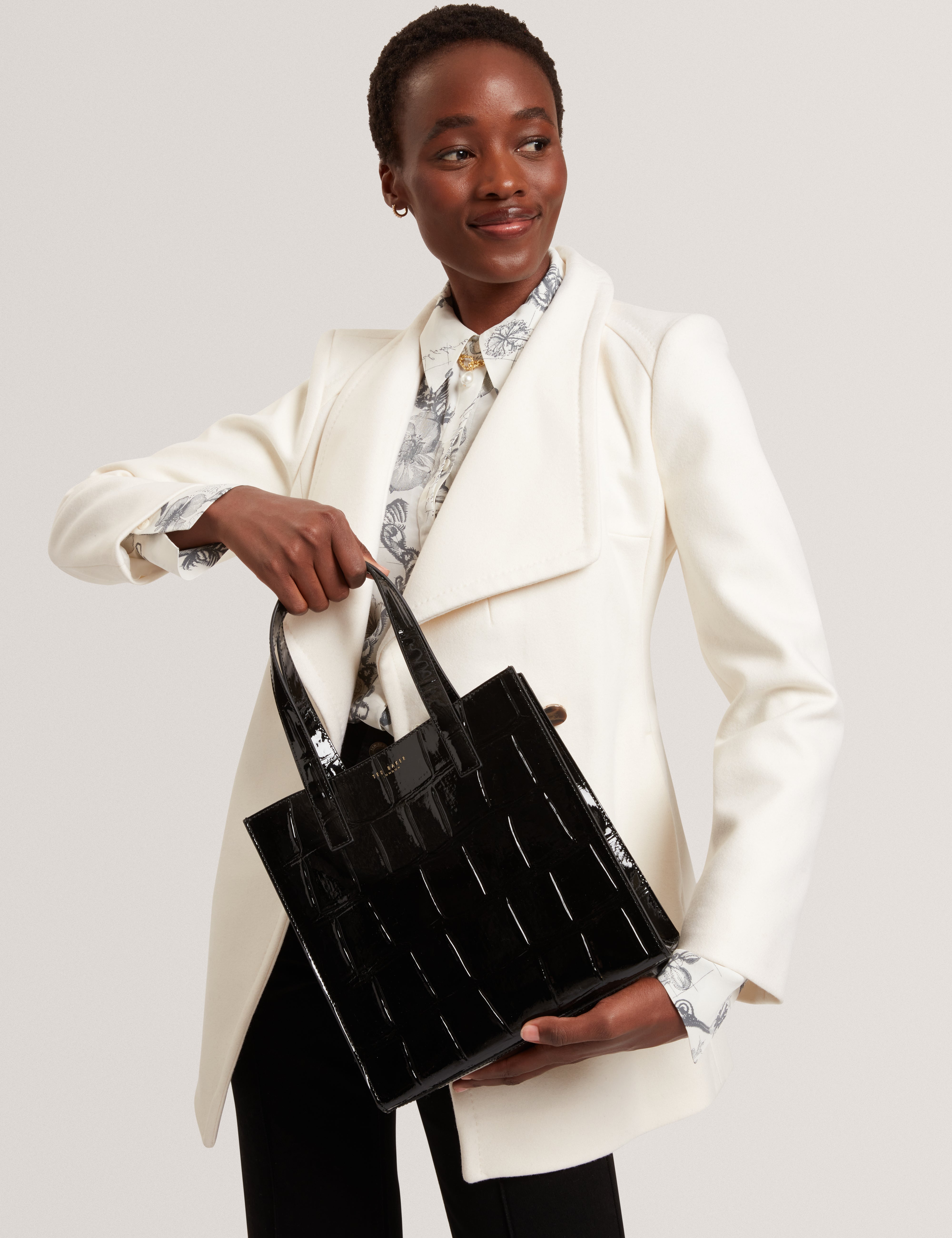 حقيبة فيفانا الصغيرة ذات الأيقونة بتأثير التمساح باللون الأسود