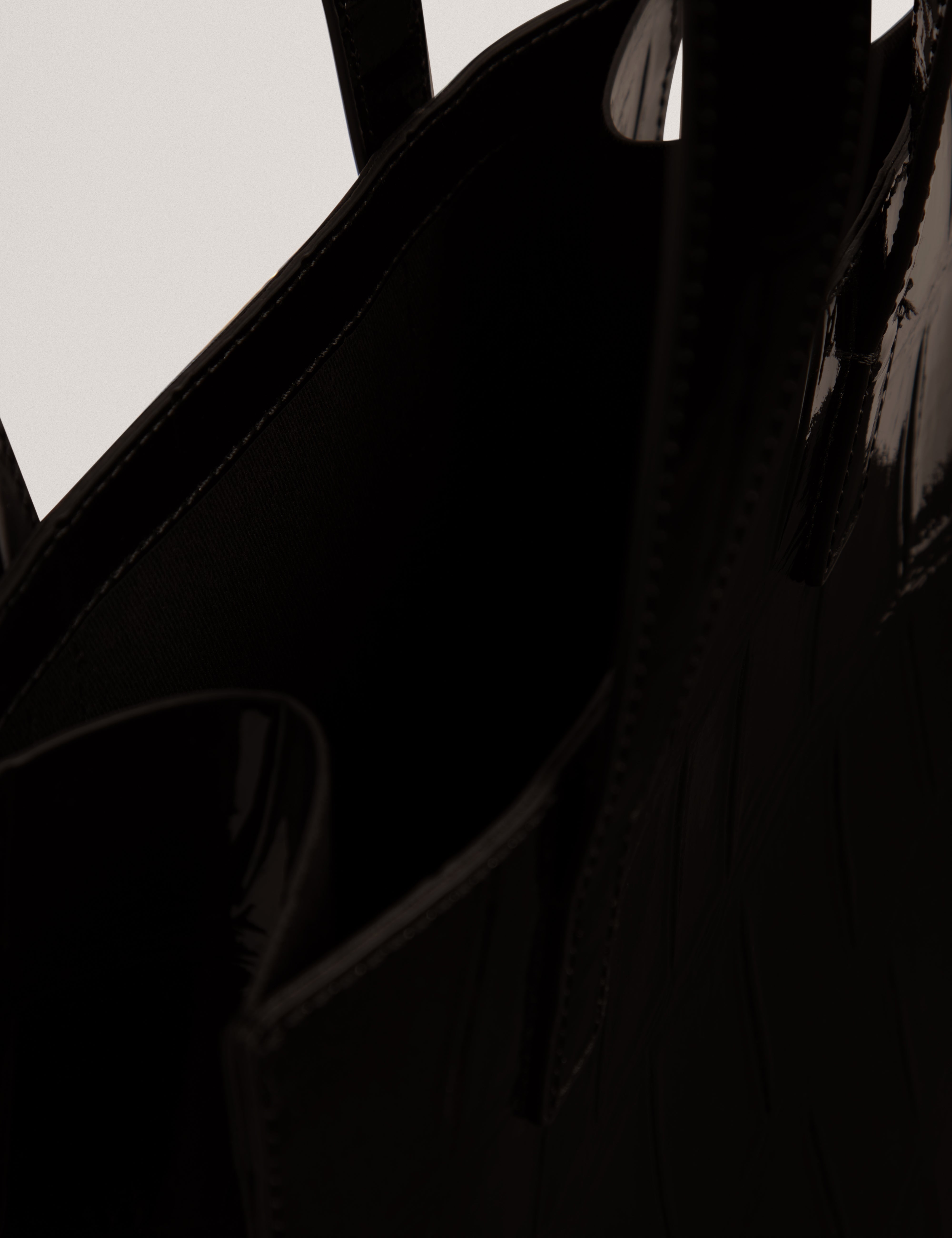 حقيبة فيفانا الصغيرة ذات الأيقونة بتأثير التمساح باللون الأسود