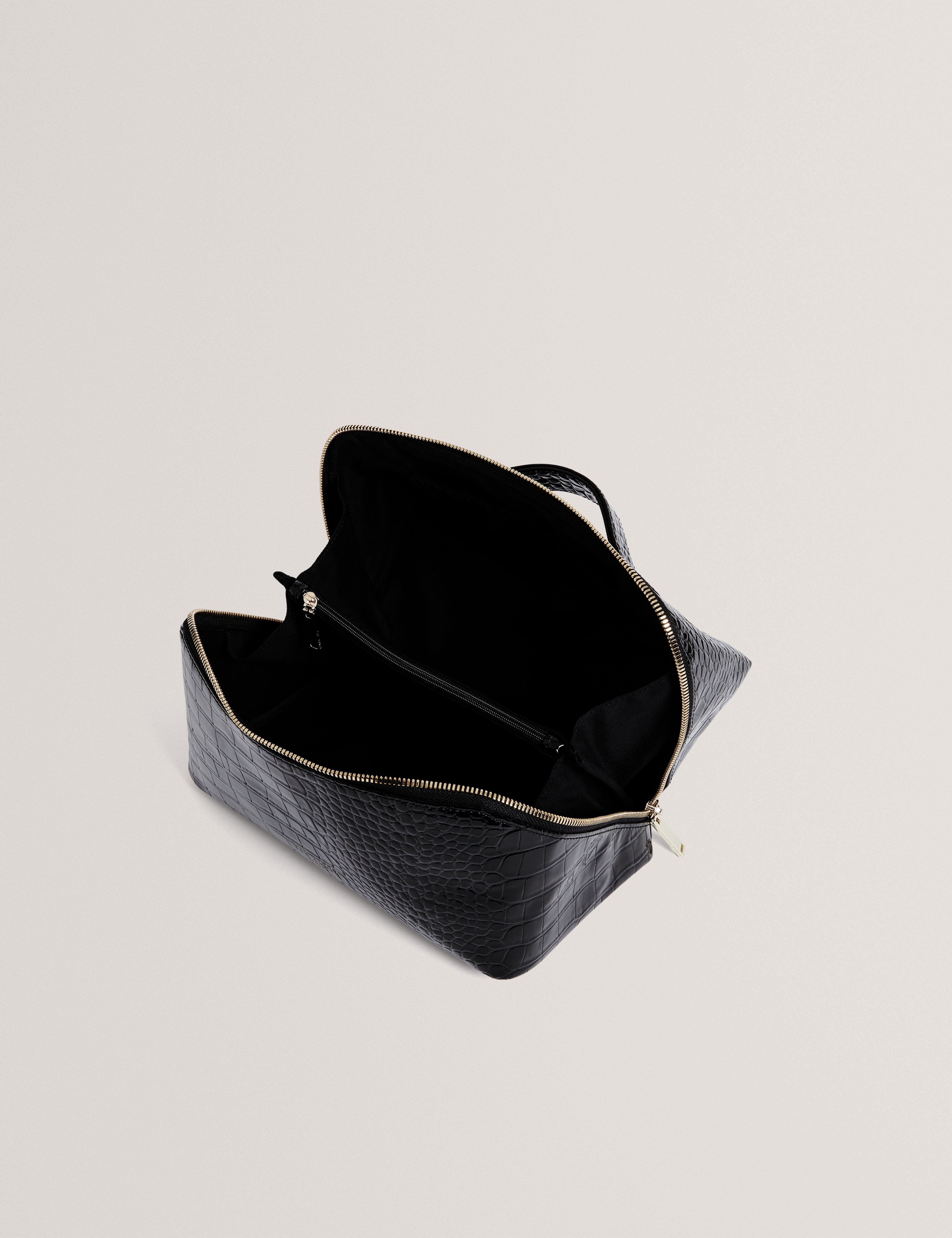 فيدا حقيبة مكياج صغيرة باللون الأسود