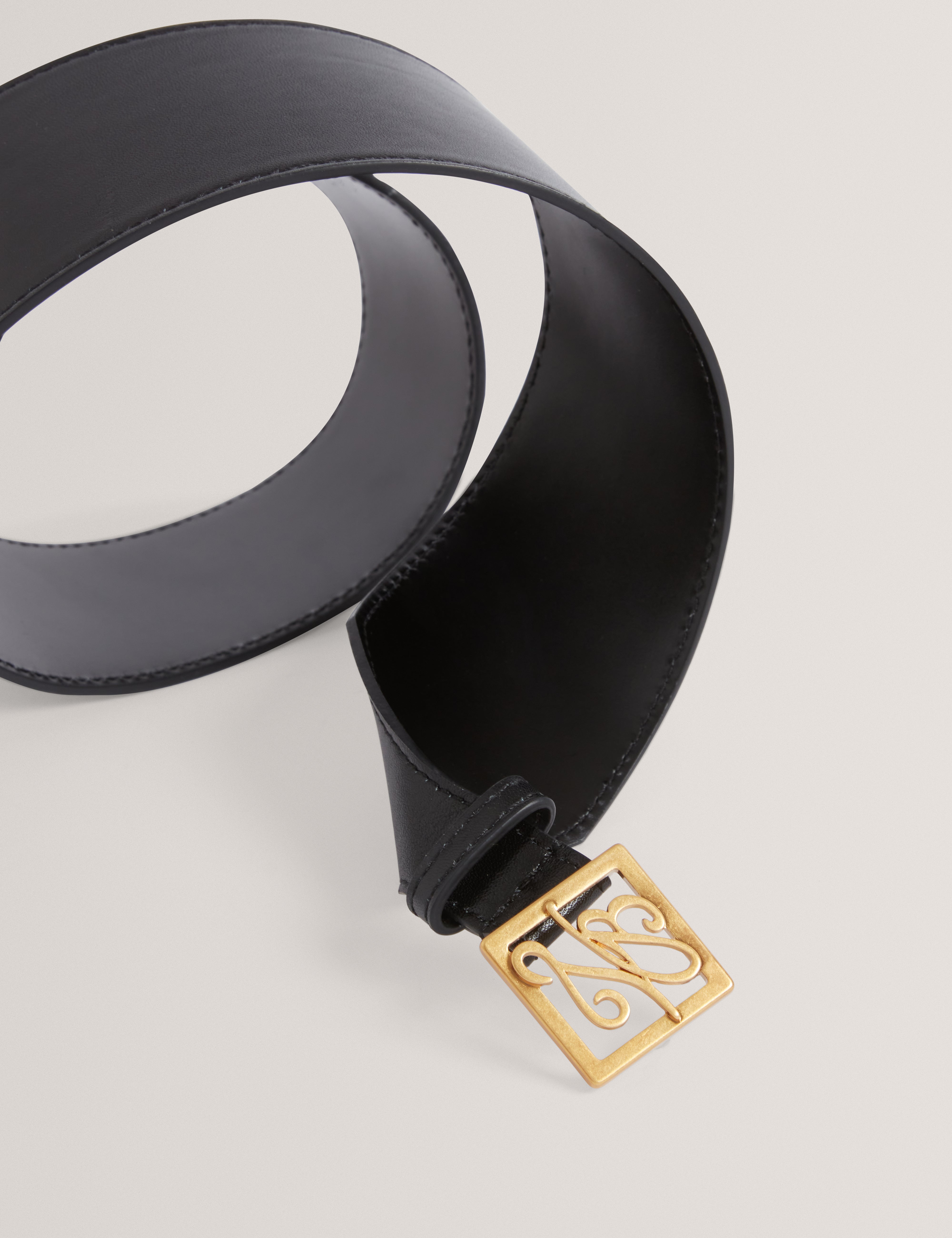 أنييكا حزام خصر من الجلد باللون الأسود