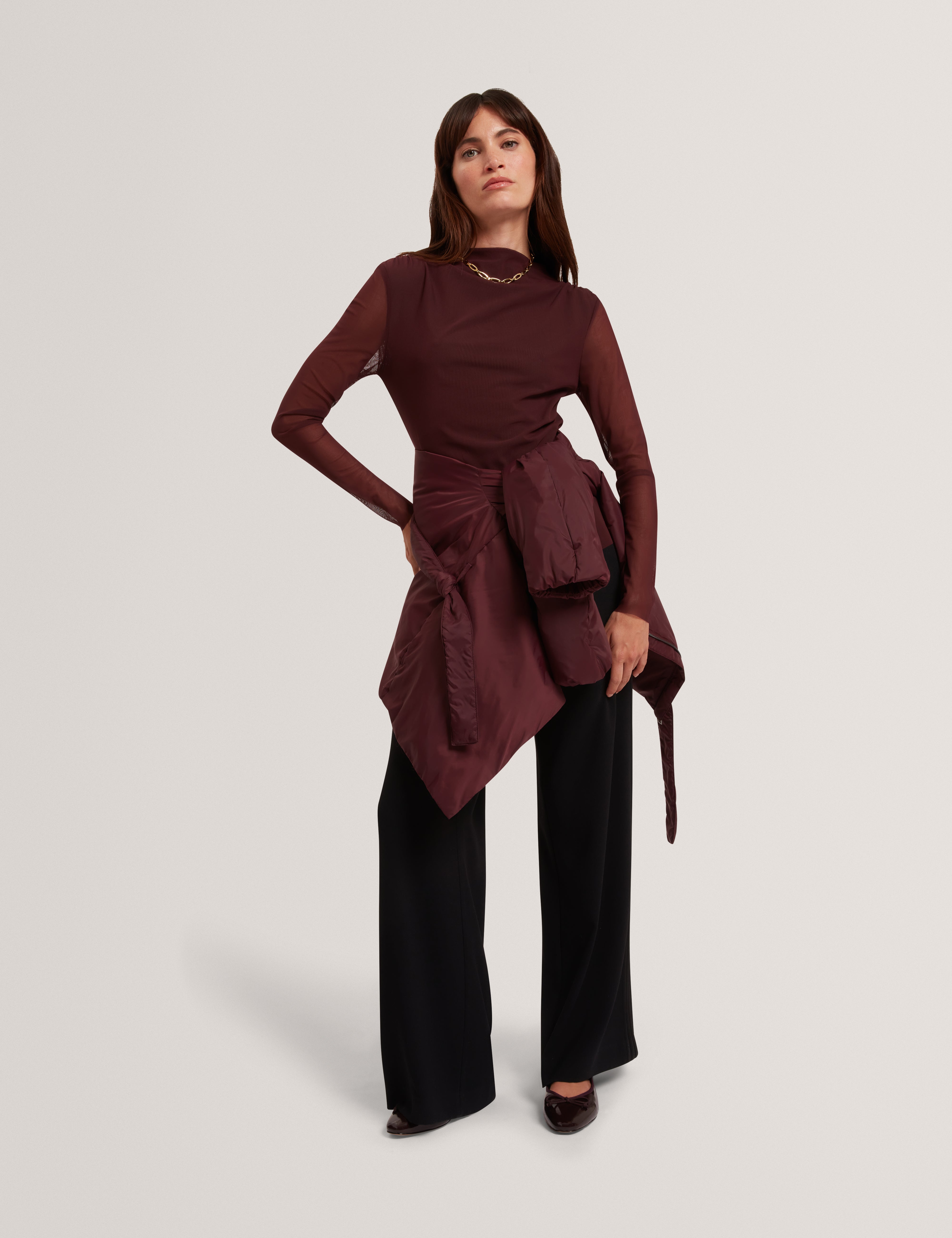 ناما كنزة بأكمام طويلة شفافة باللون الأحمر الداكن