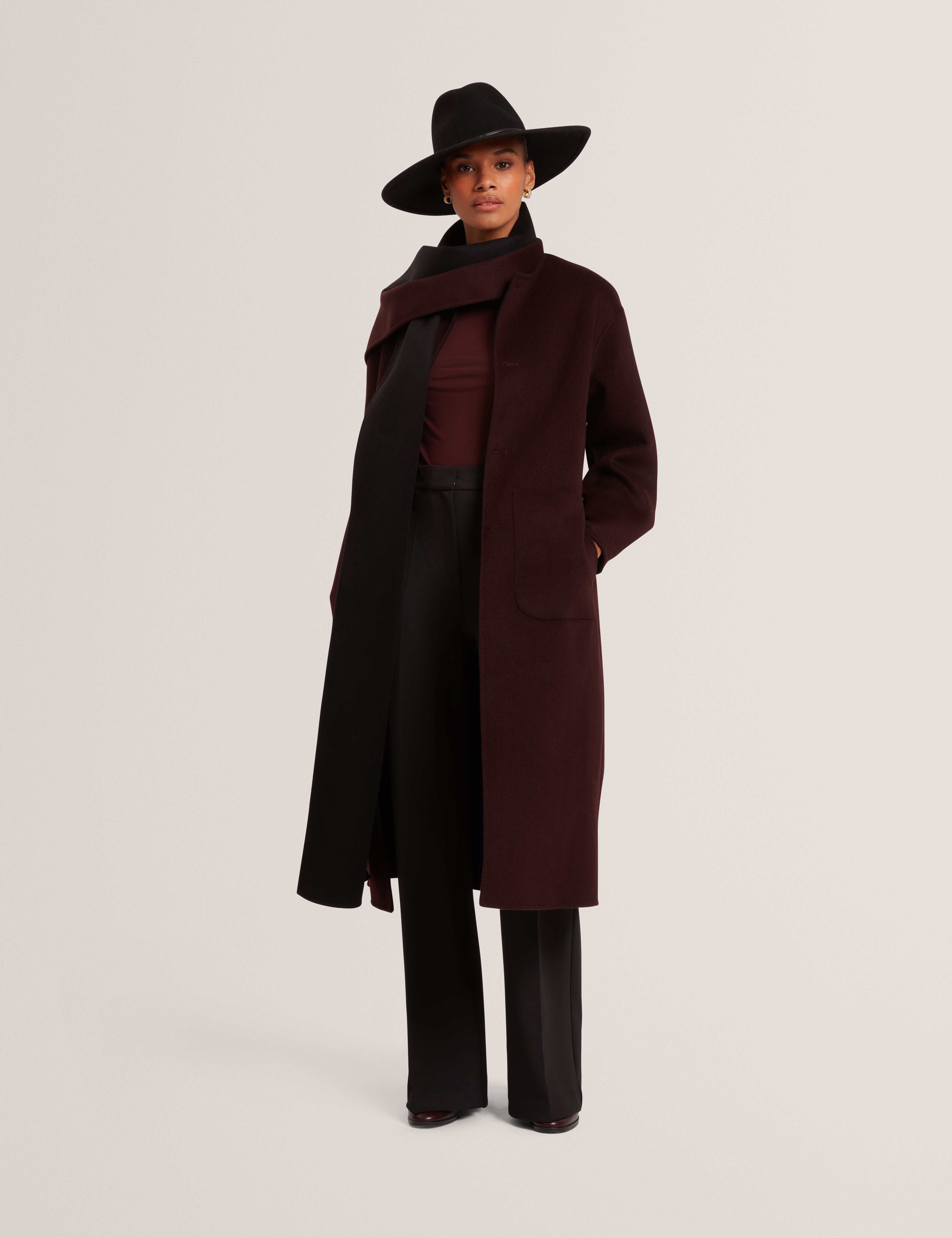 قبعة فدورا من الصوف باللون الأسود مزينة برباط من Abbiiio