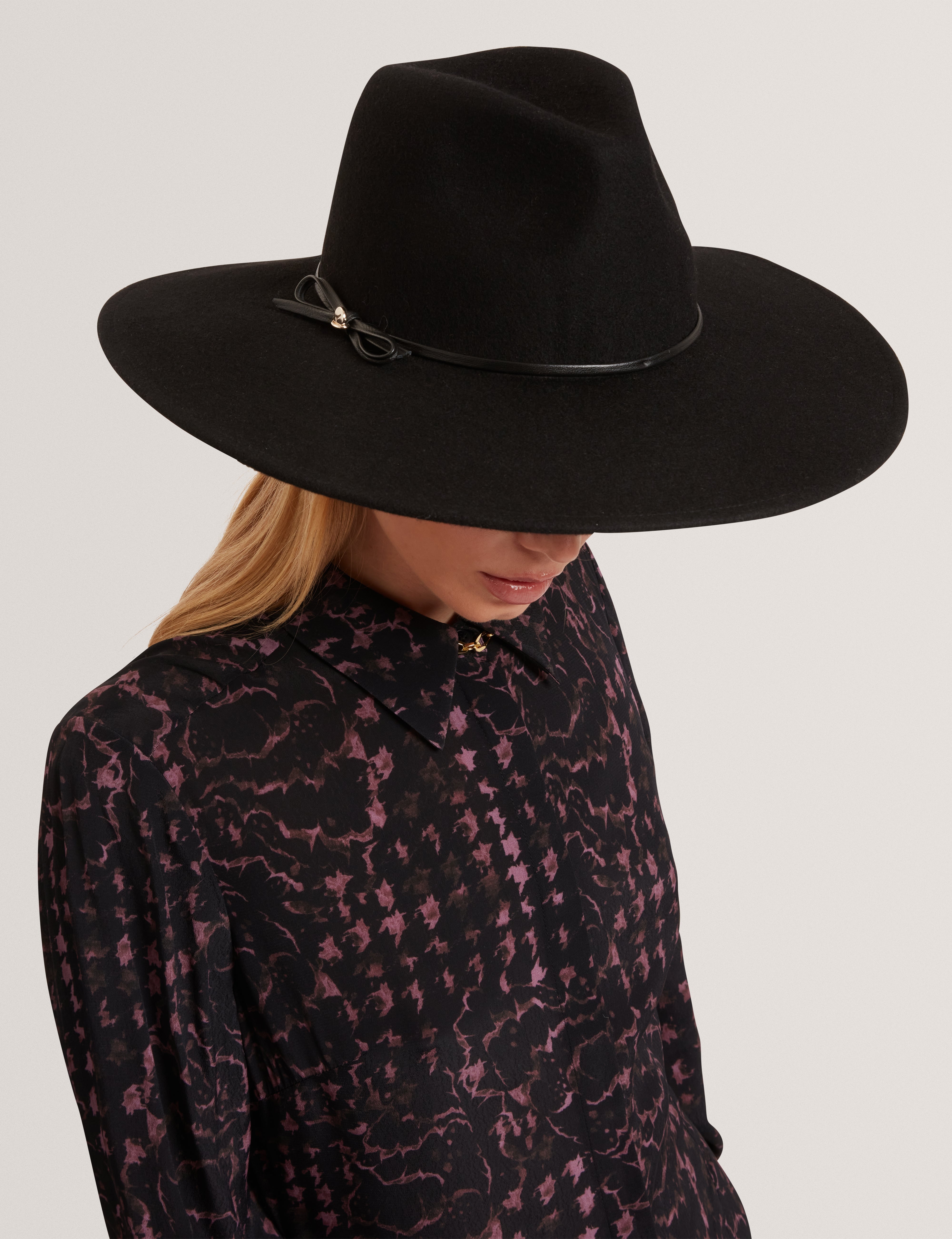 قبعة فدورا من الصوف باللون الأسود مزينة برباط من Abbiiio