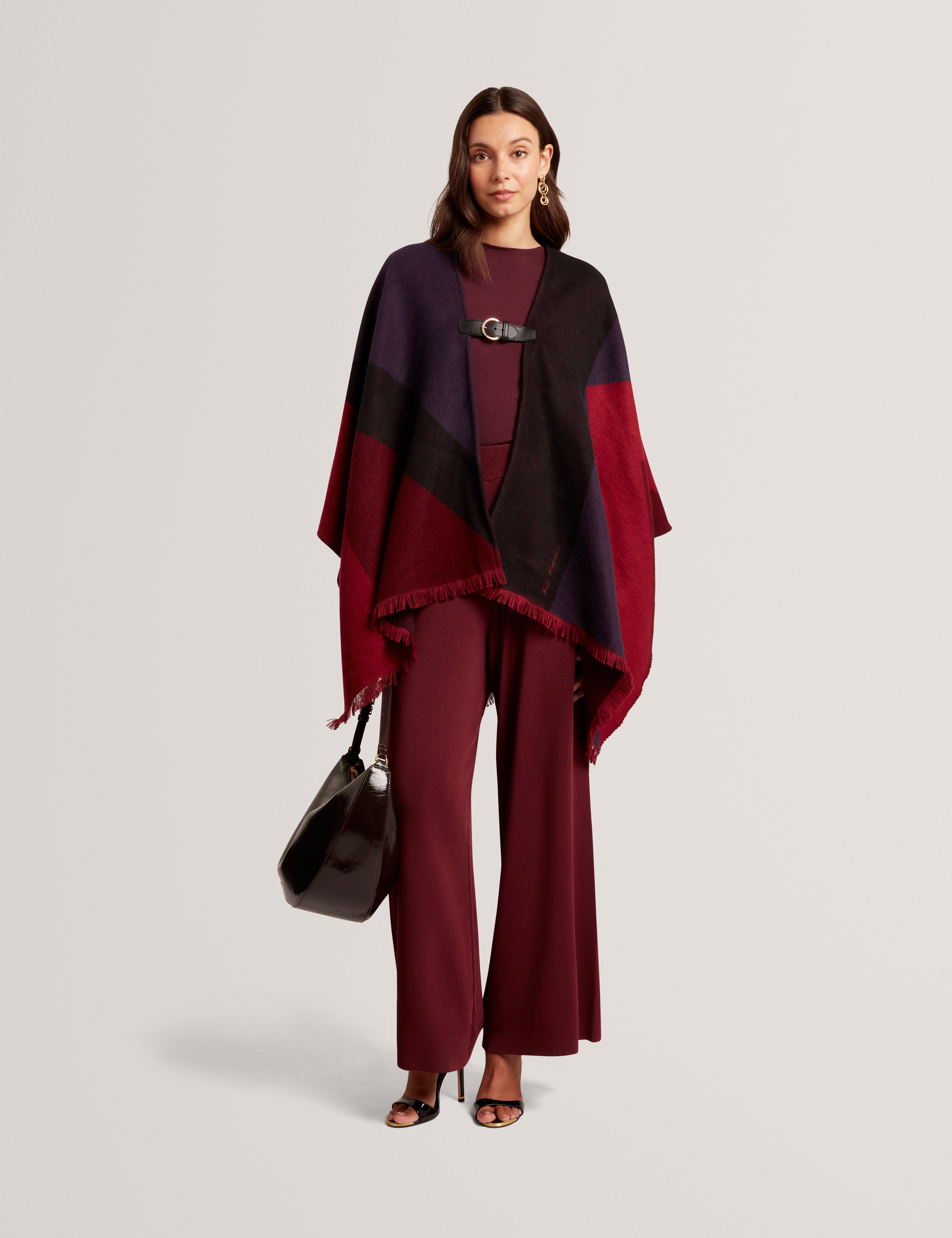 معطف بونشو سفيّا مزود بإبزيم، لون أحمر داكن.