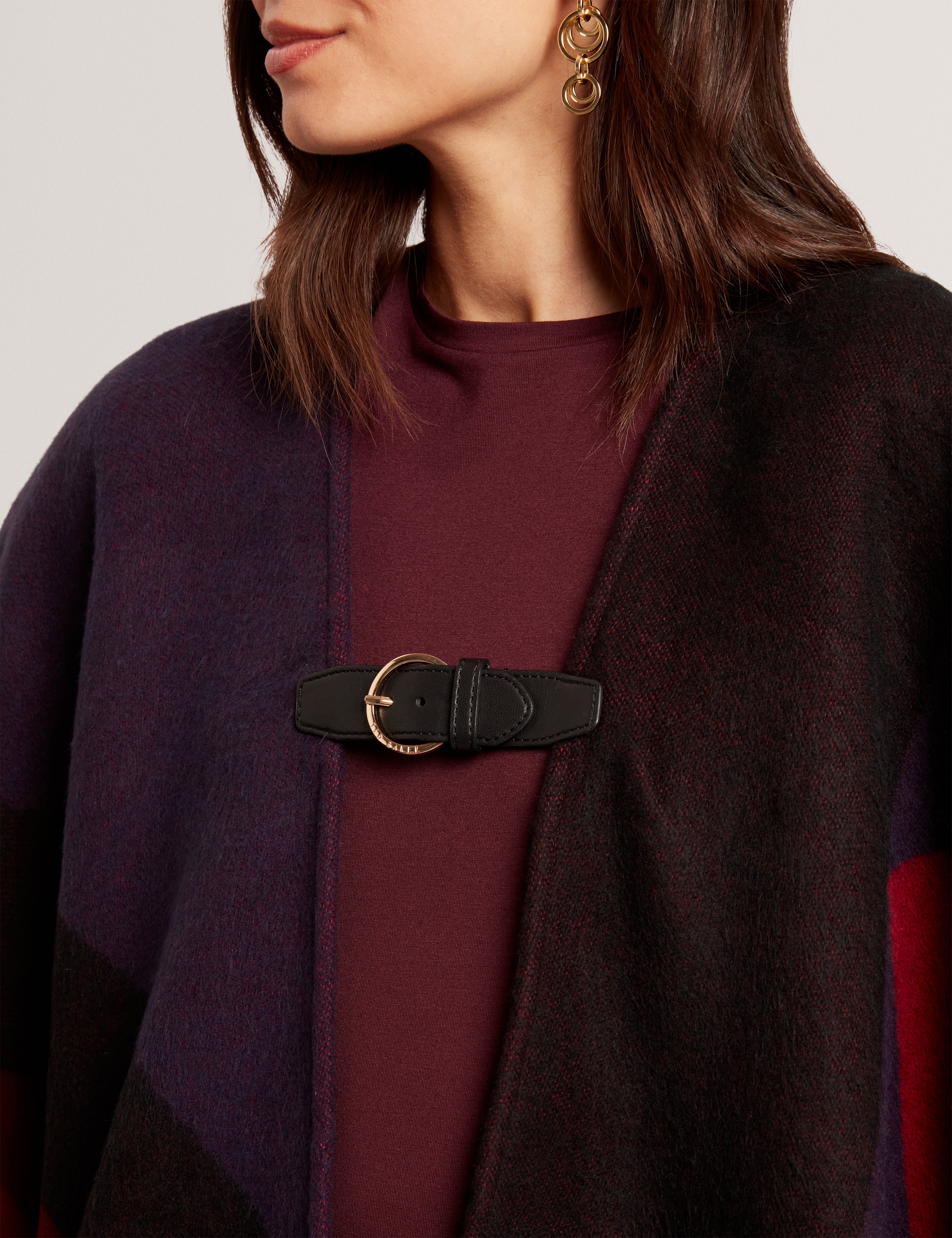 معطف بونشو سفيّا مزود بإبزيم، لون أحمر داكن.