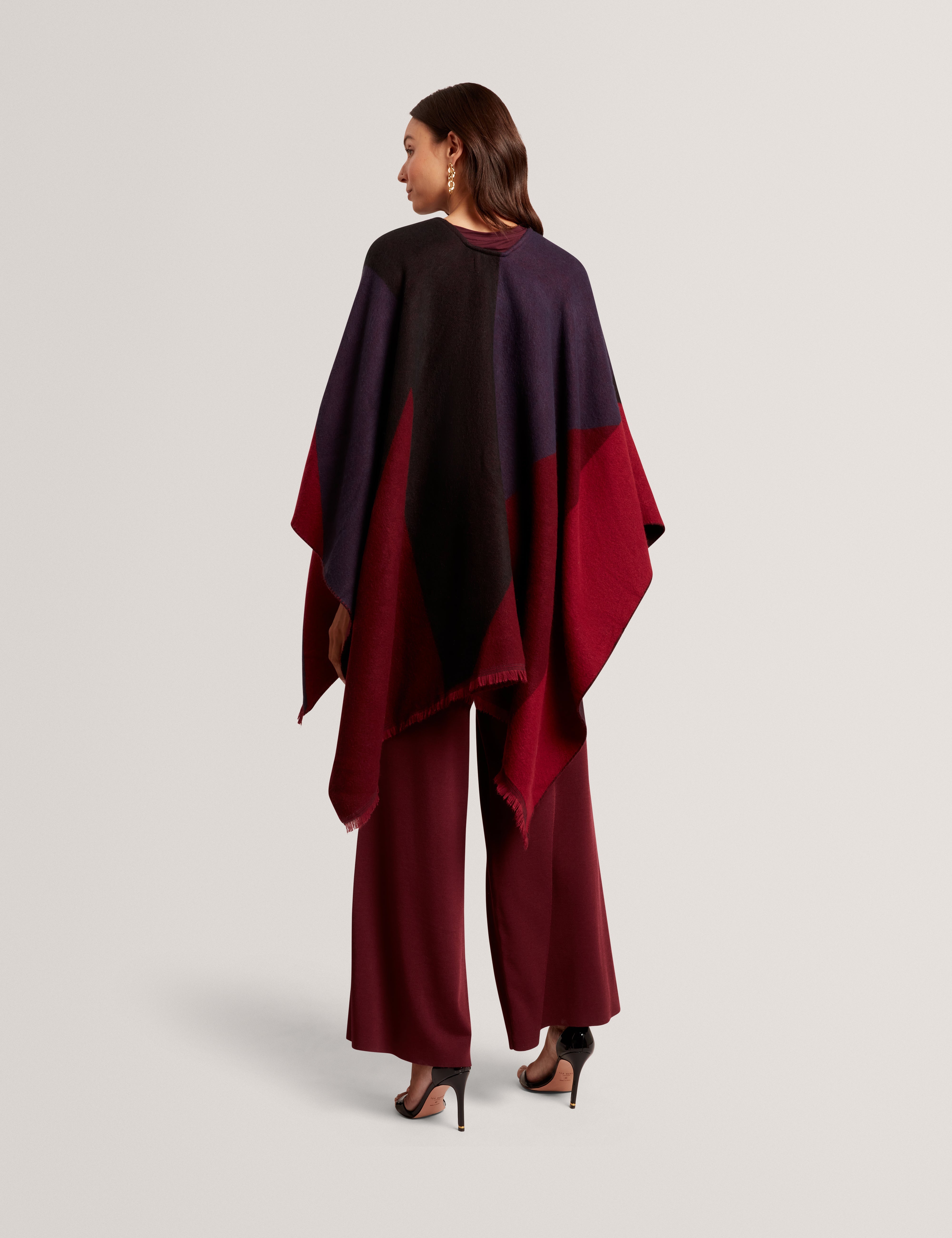 معطف بونشو سفيّا مزود بإبزيم، لون أحمر داكن.