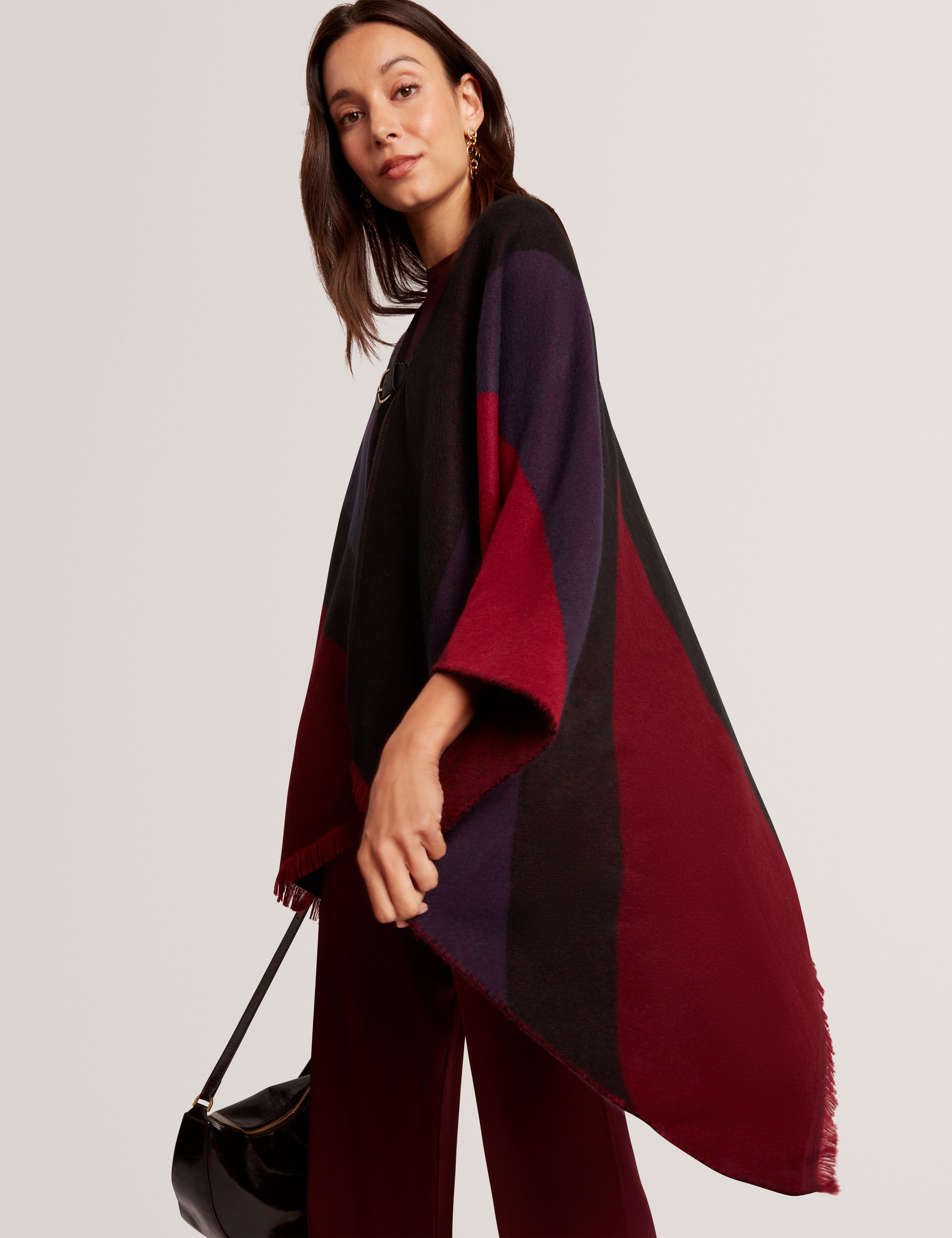 معطف بونشو سفيّا مزود بإبزيم، لون أحمر داكن.