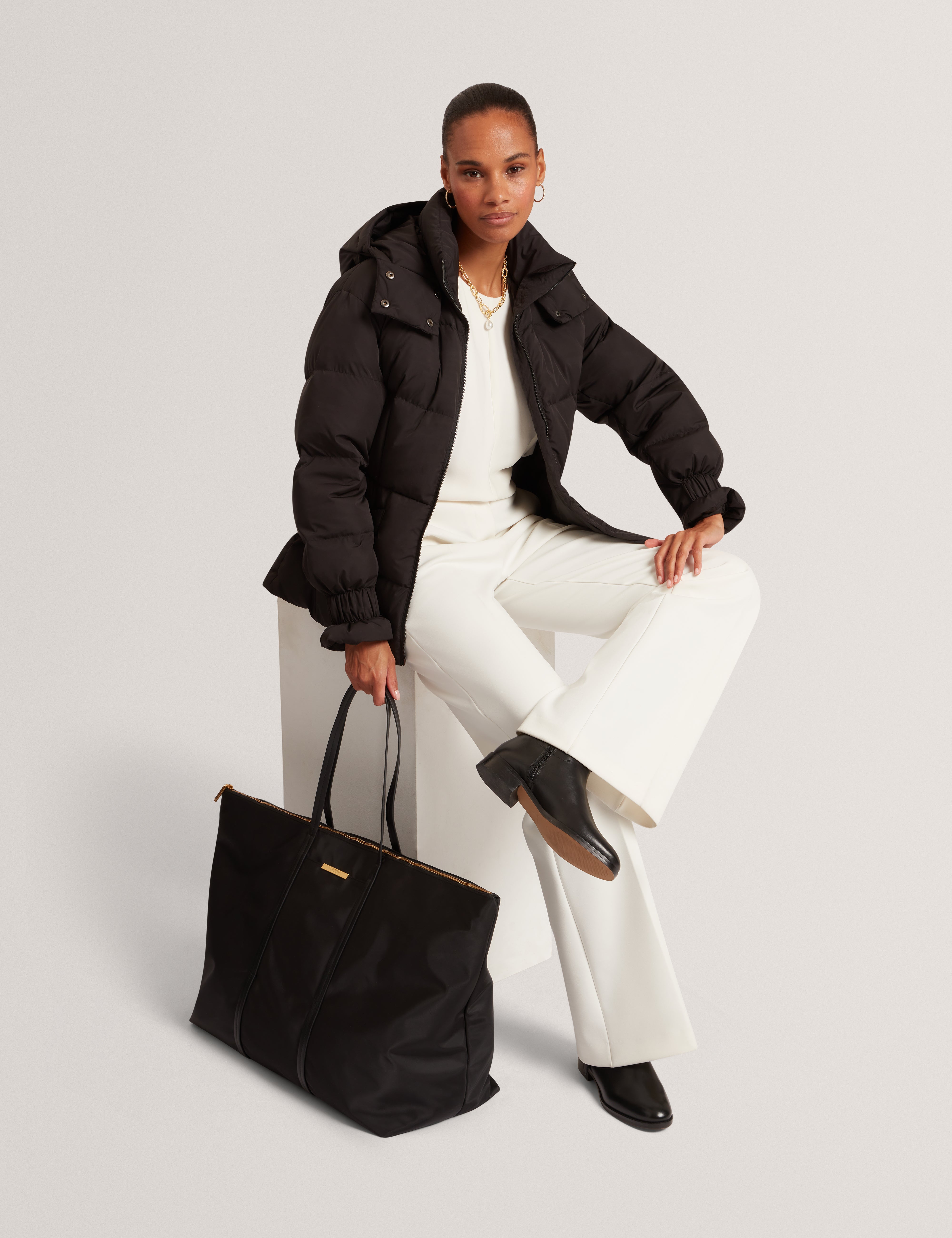 نايكايلا حقيبة توت كبيرة باللون الأسود