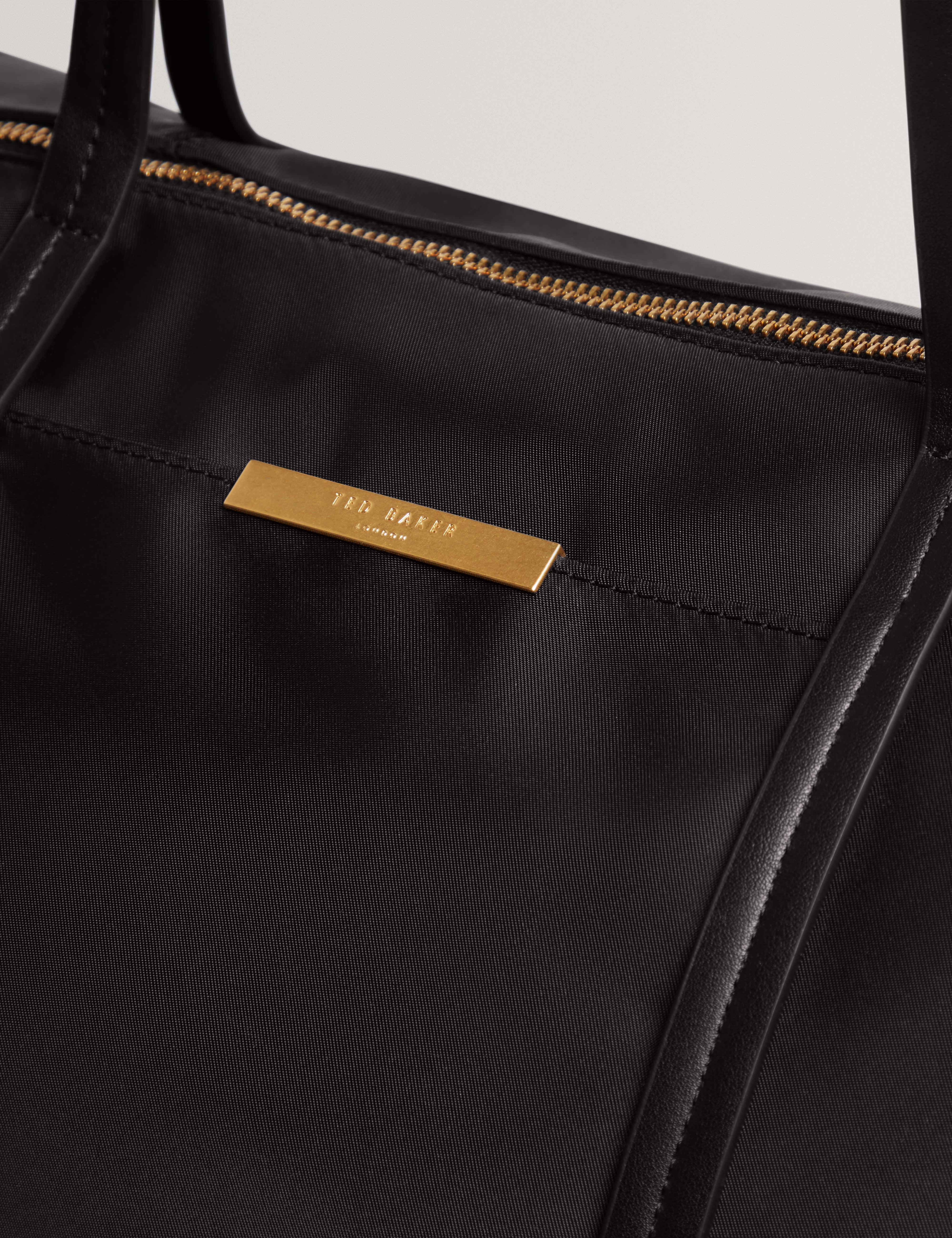 نايكايلا حقيبة توت كبيرة باللون الأسود