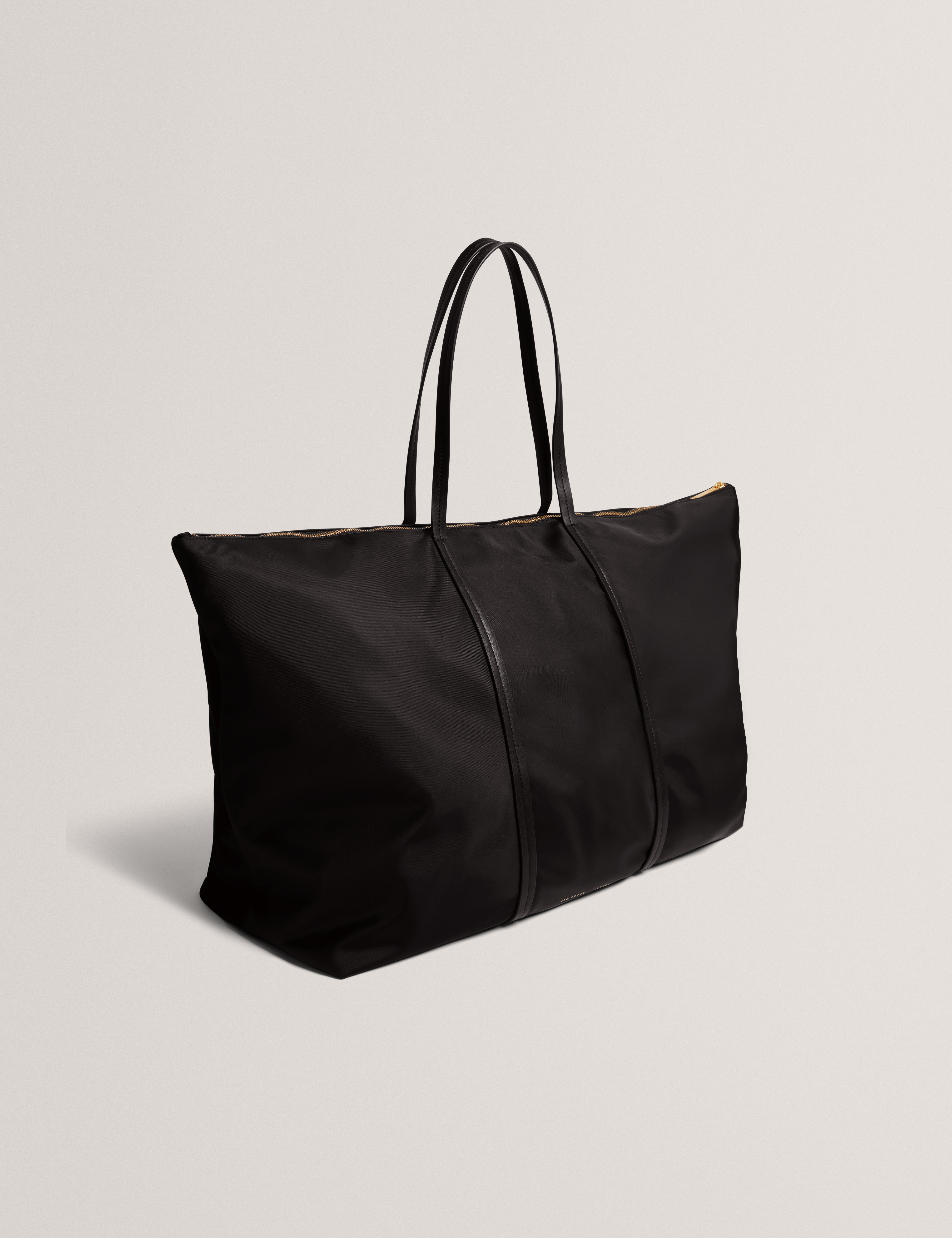 نايكايلا حقيبة توت كبيرة باللون الأسود