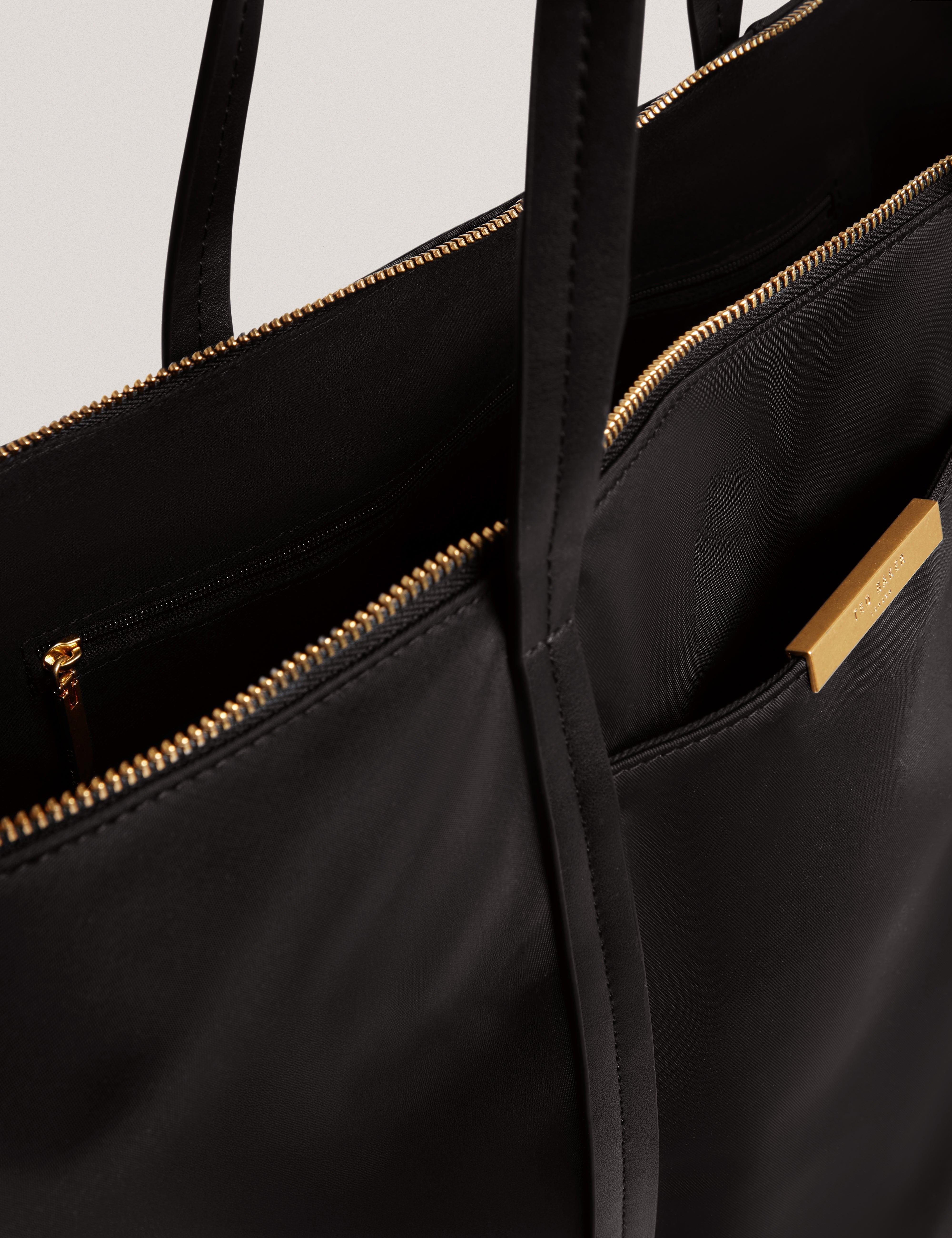 نايكايلا حقيبة توت كبيرة باللون الأسود