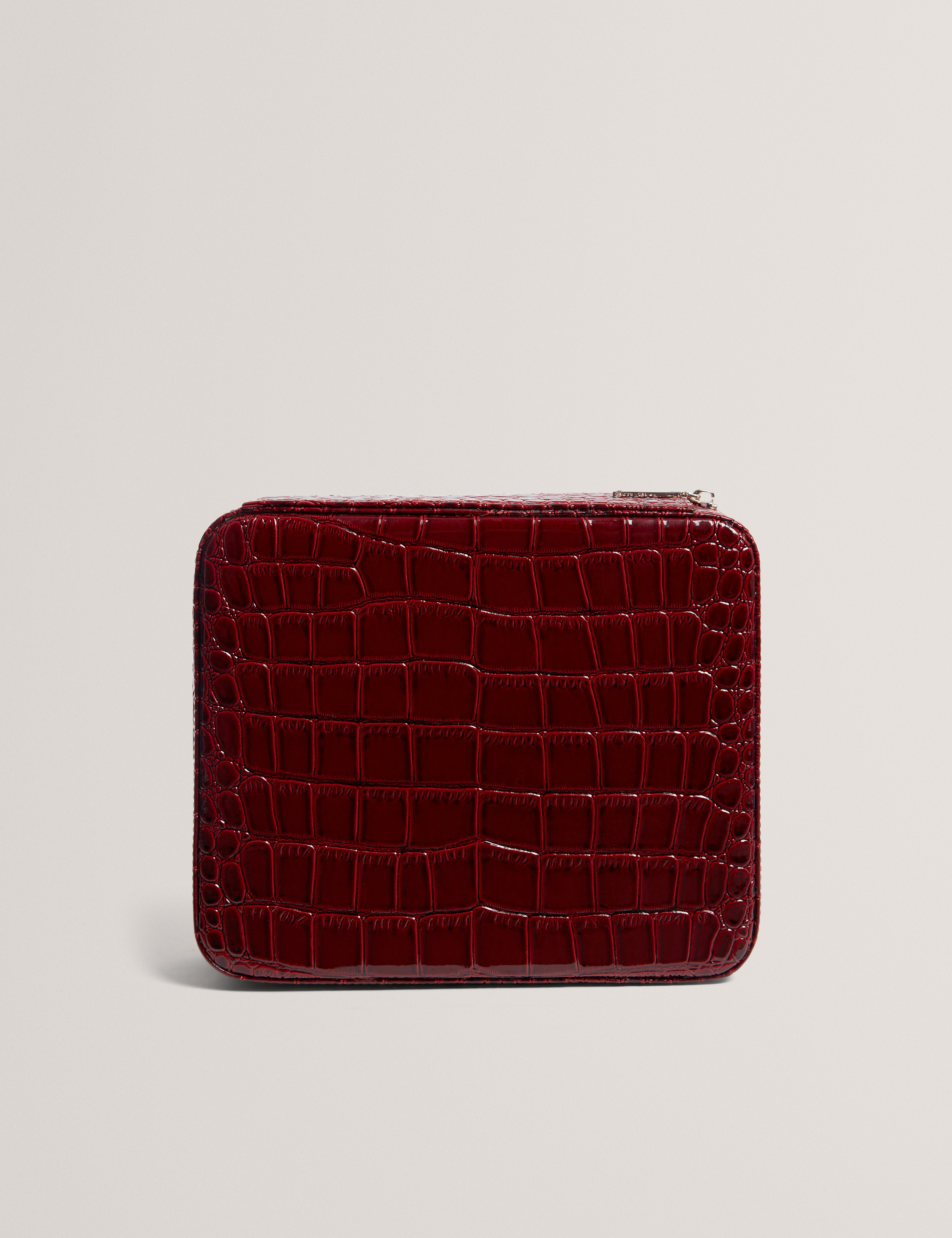 حقيبة مجوهرات كبيرة من كالّي بتصميم جلد تمساح، لون أحمر الخمر