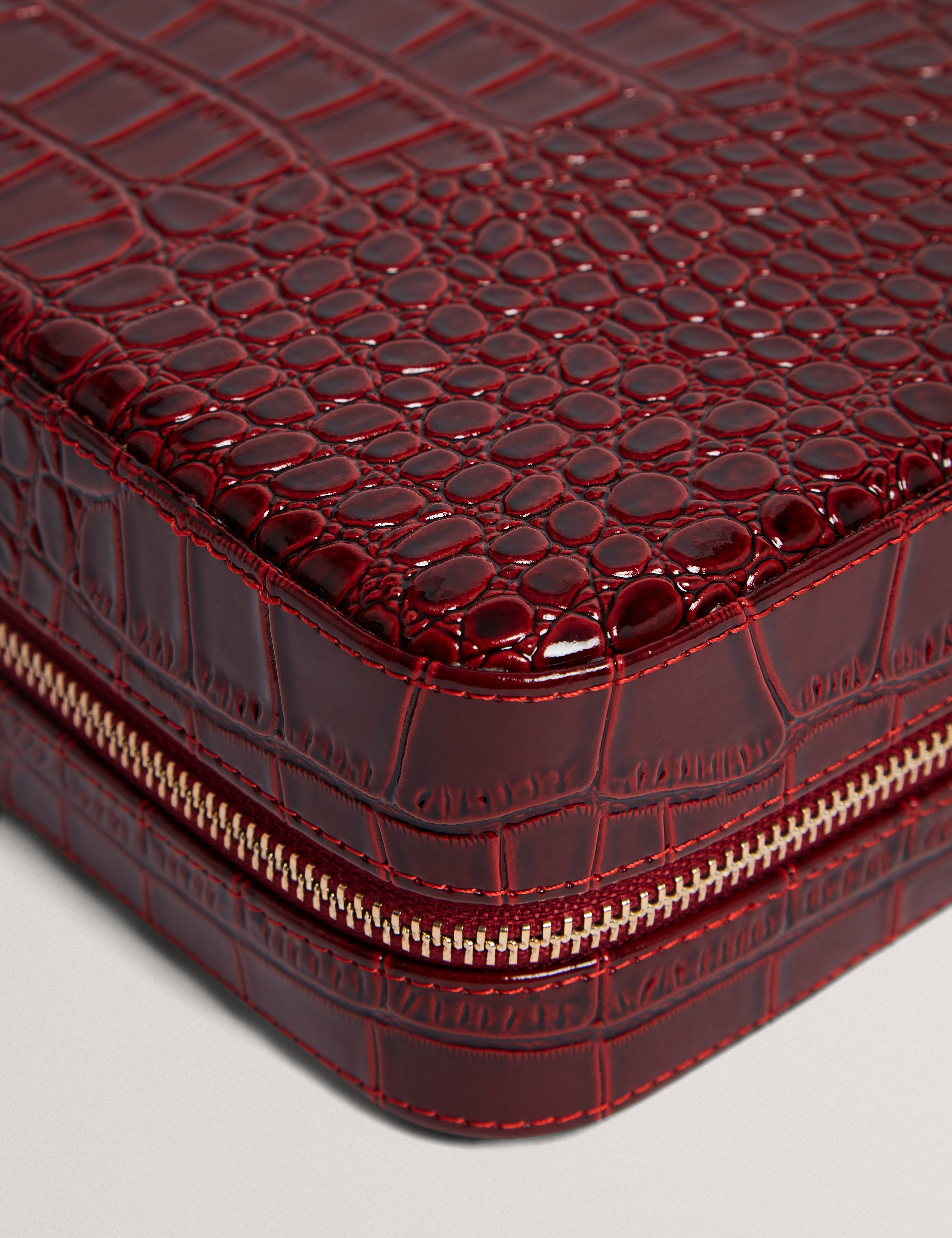 حقيبة مجوهرات كبيرة من كالّي بتصميم جلد تمساح، لون أحمر الخمر