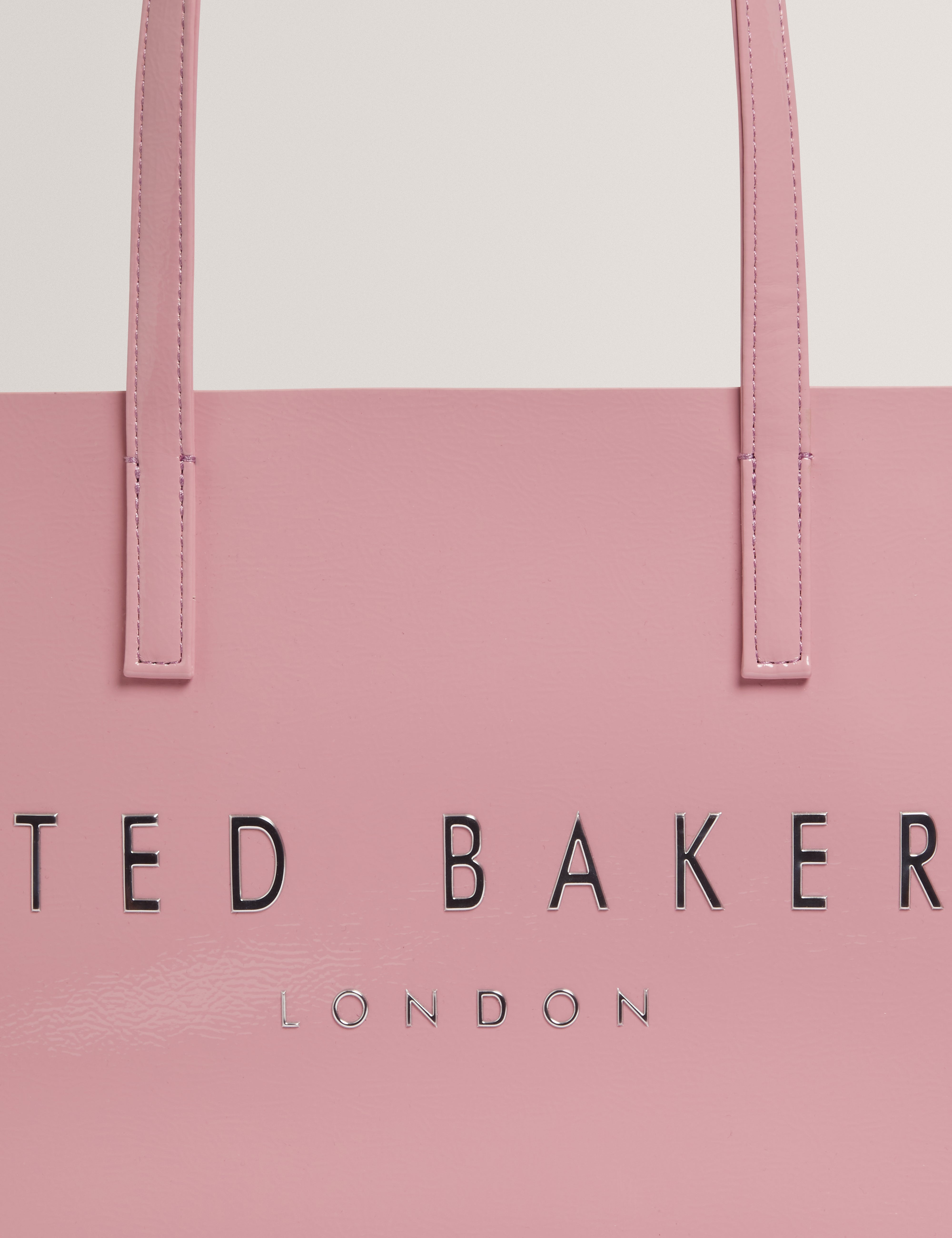 حقيبة كرينيل إي/دبليو كرينغ إيلونجتيد أيقونية وردية اللون