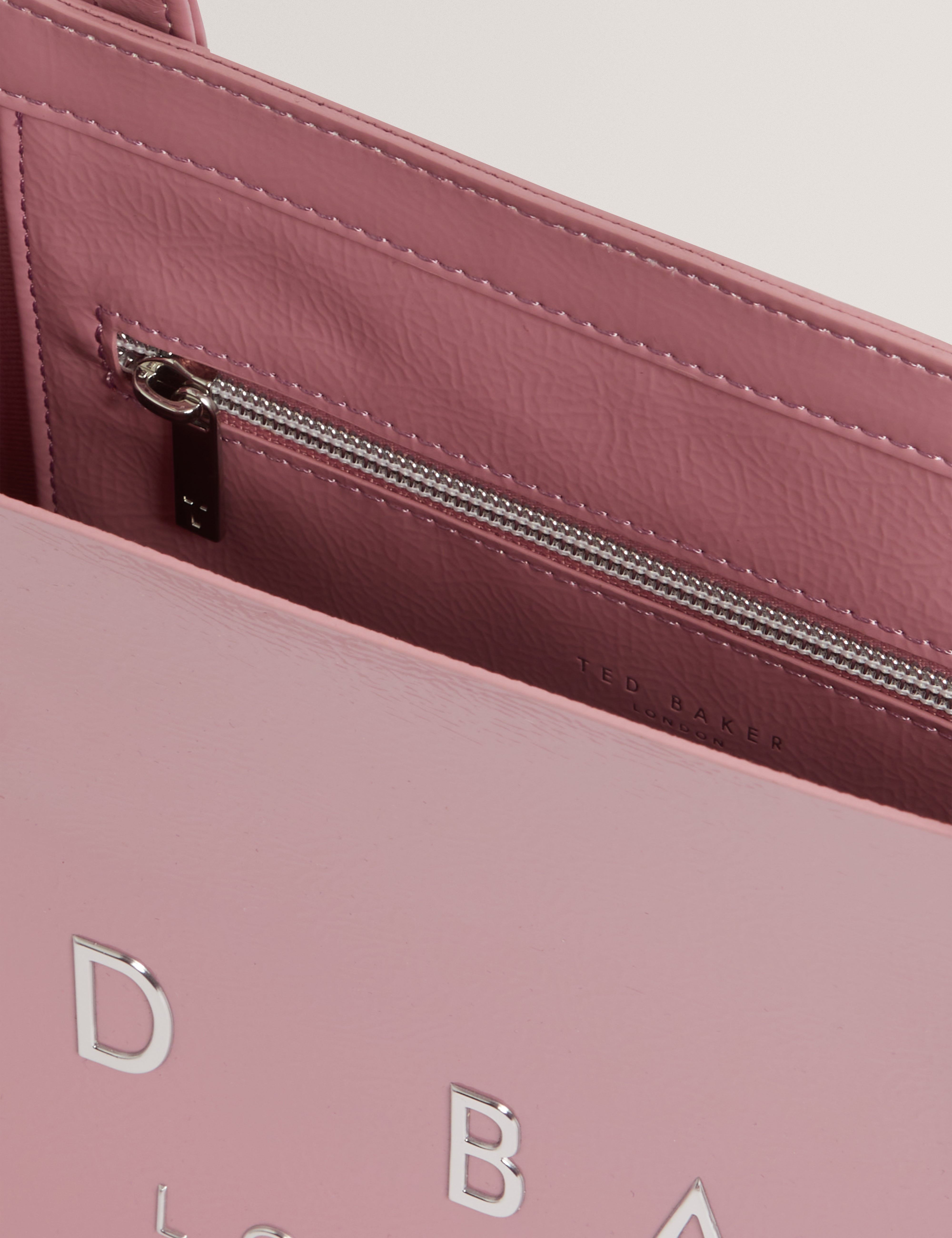 حقيبة كرينيل إي/دبليو كرينغ إيلونجتيد أيقونية وردية اللون