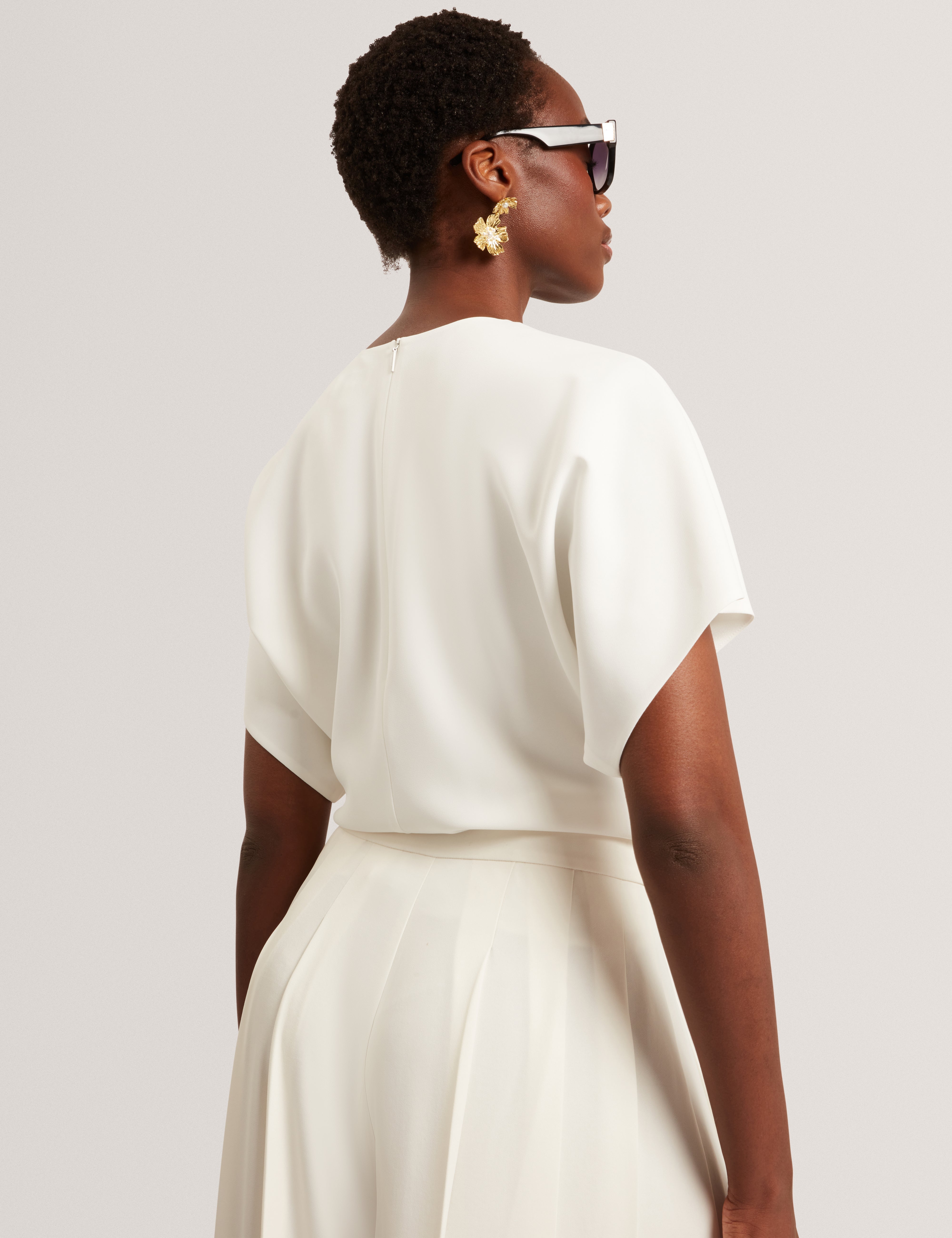 زوفيا كنزة بخصر محدد لون عاجي