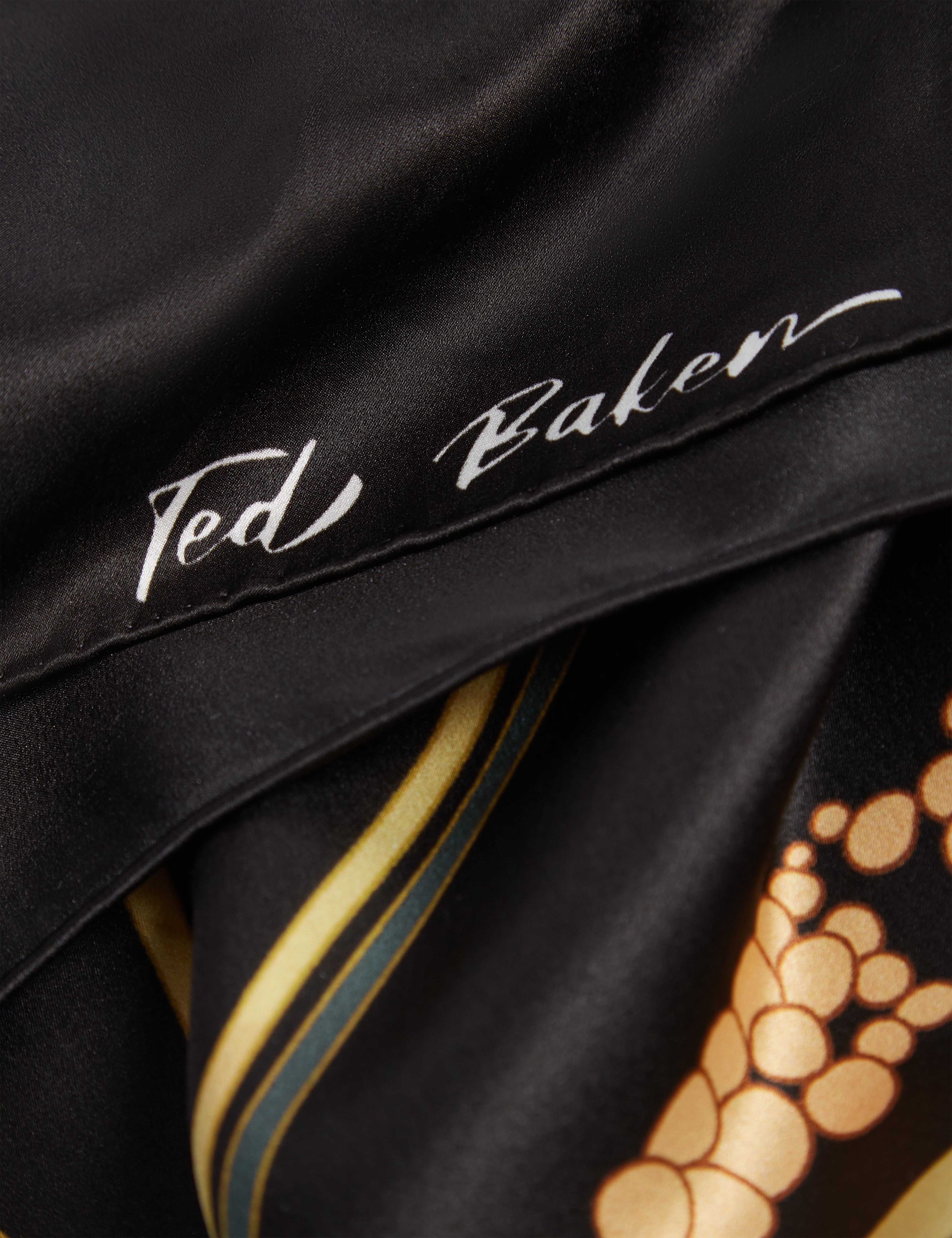 فلاير وشاح أسود حريري طويل بطبعة