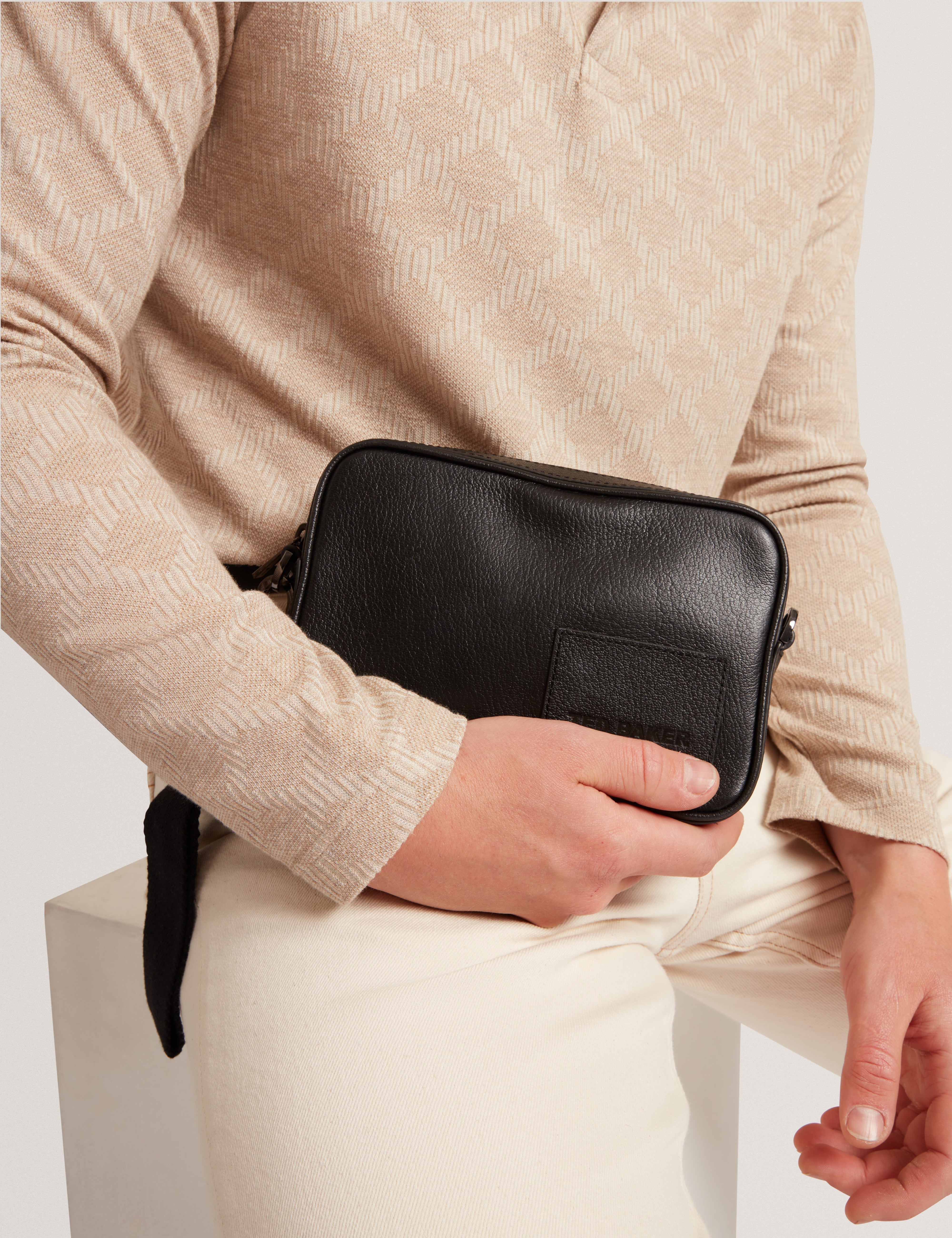 جريفين حقيبة كروس بودي من الجلد باللون الأسود