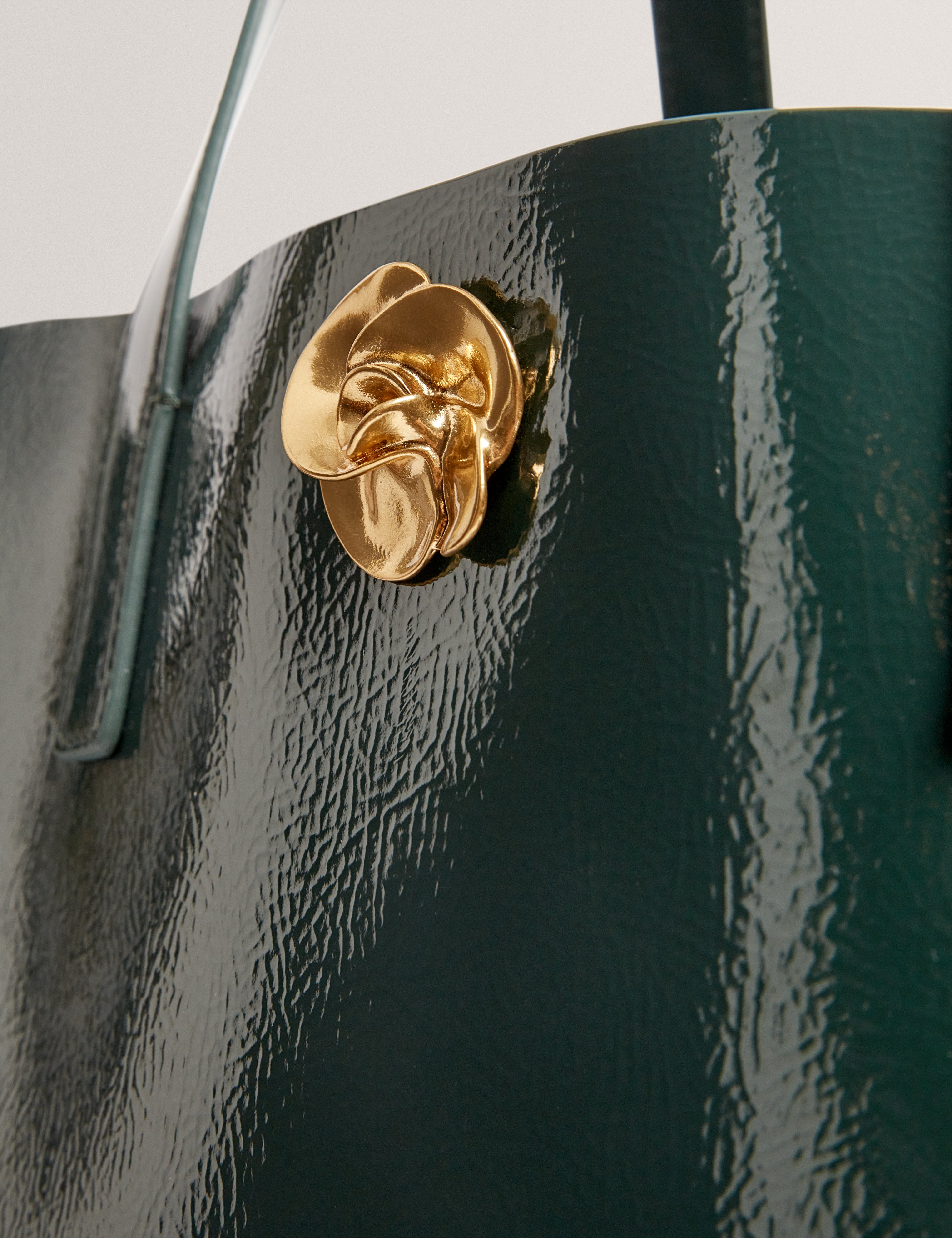 حقيبة يد كبيرة من روزيني بتصميم زهور الورد، لون أخضر داكن.