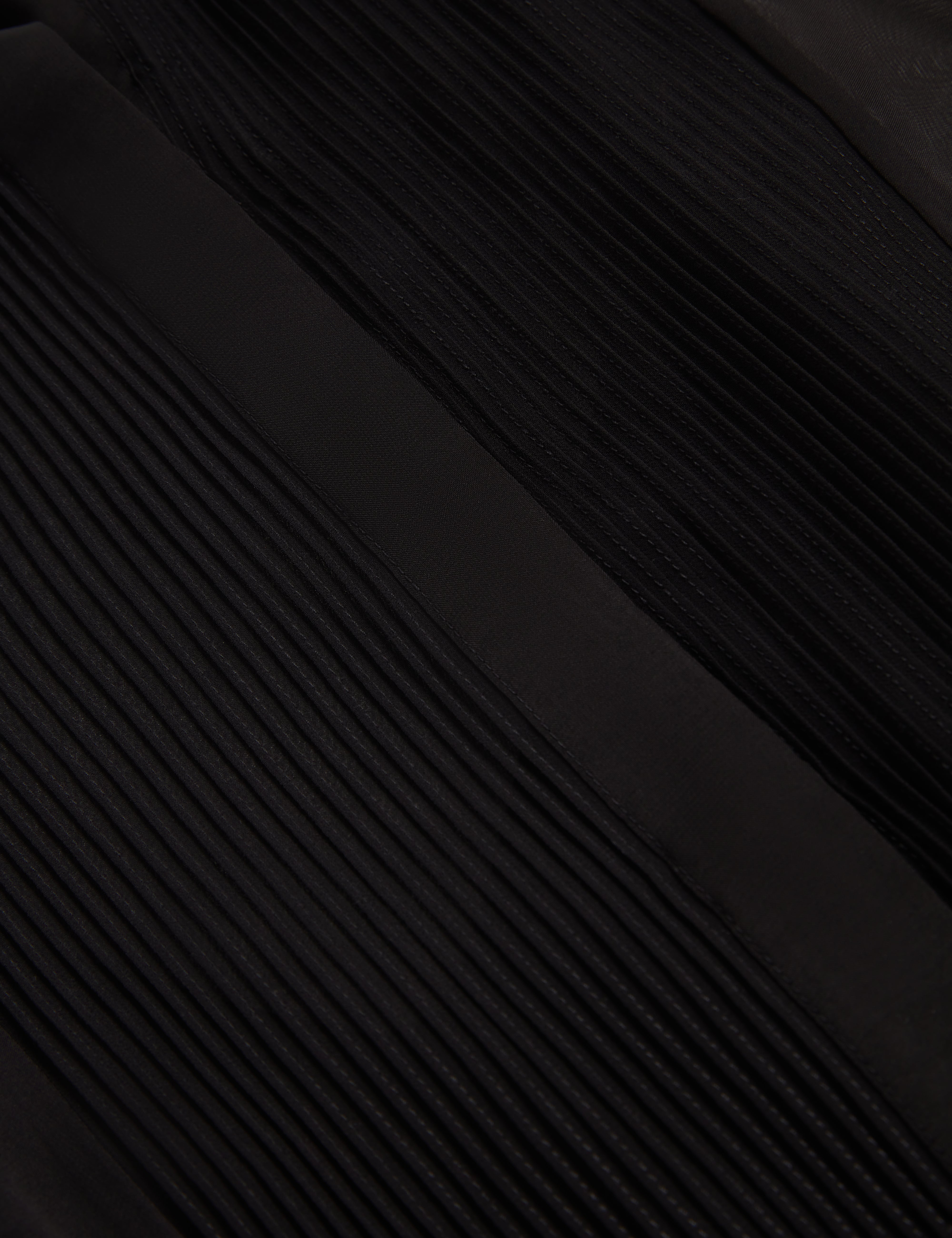 فستان ماكسي مطبوع بتفاصيل صدرية من Miiaah باللون الأسود