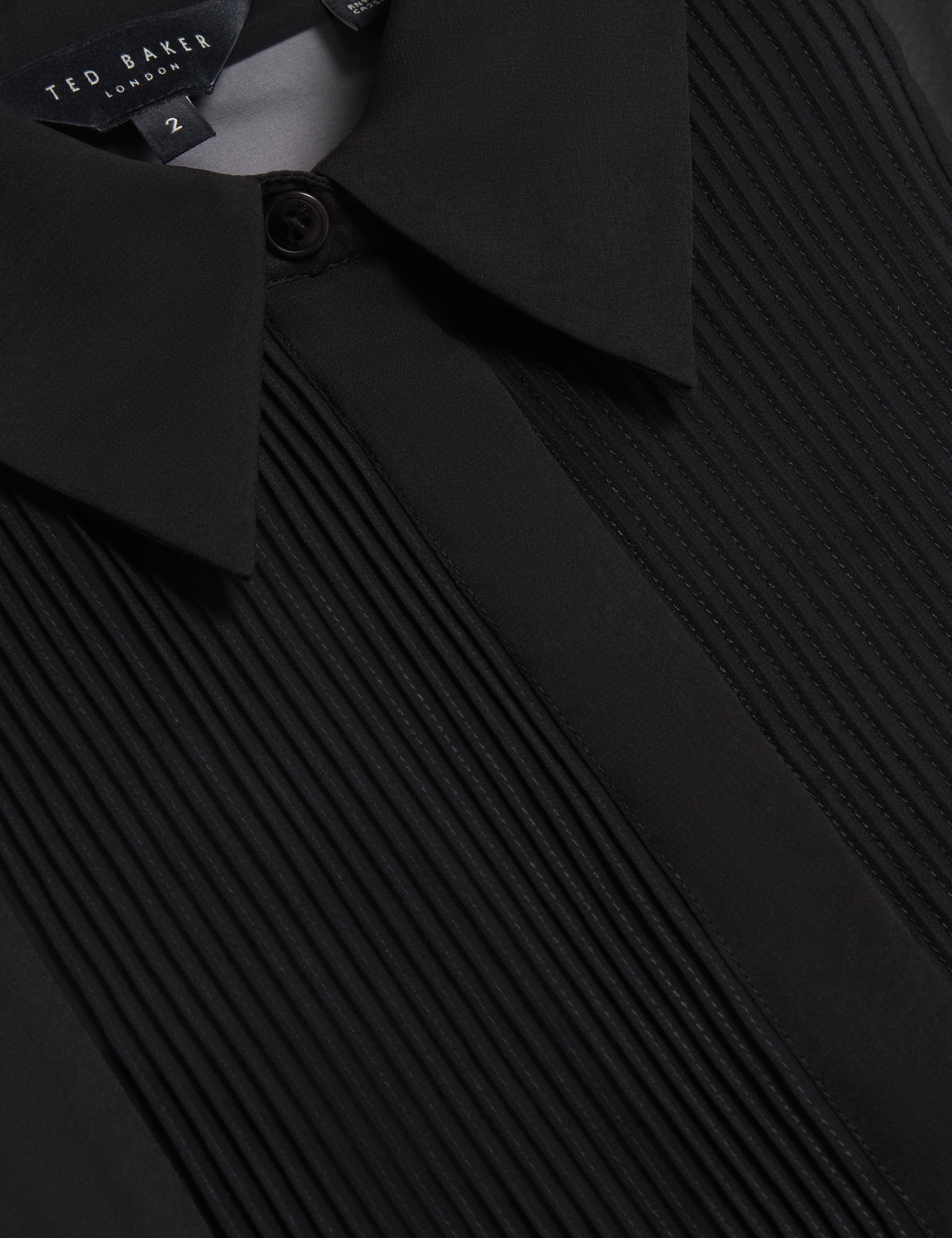 قميص راسيا بأكمام طويلة مزين بتفاصيل حافة مطبوعة باللون الأسود