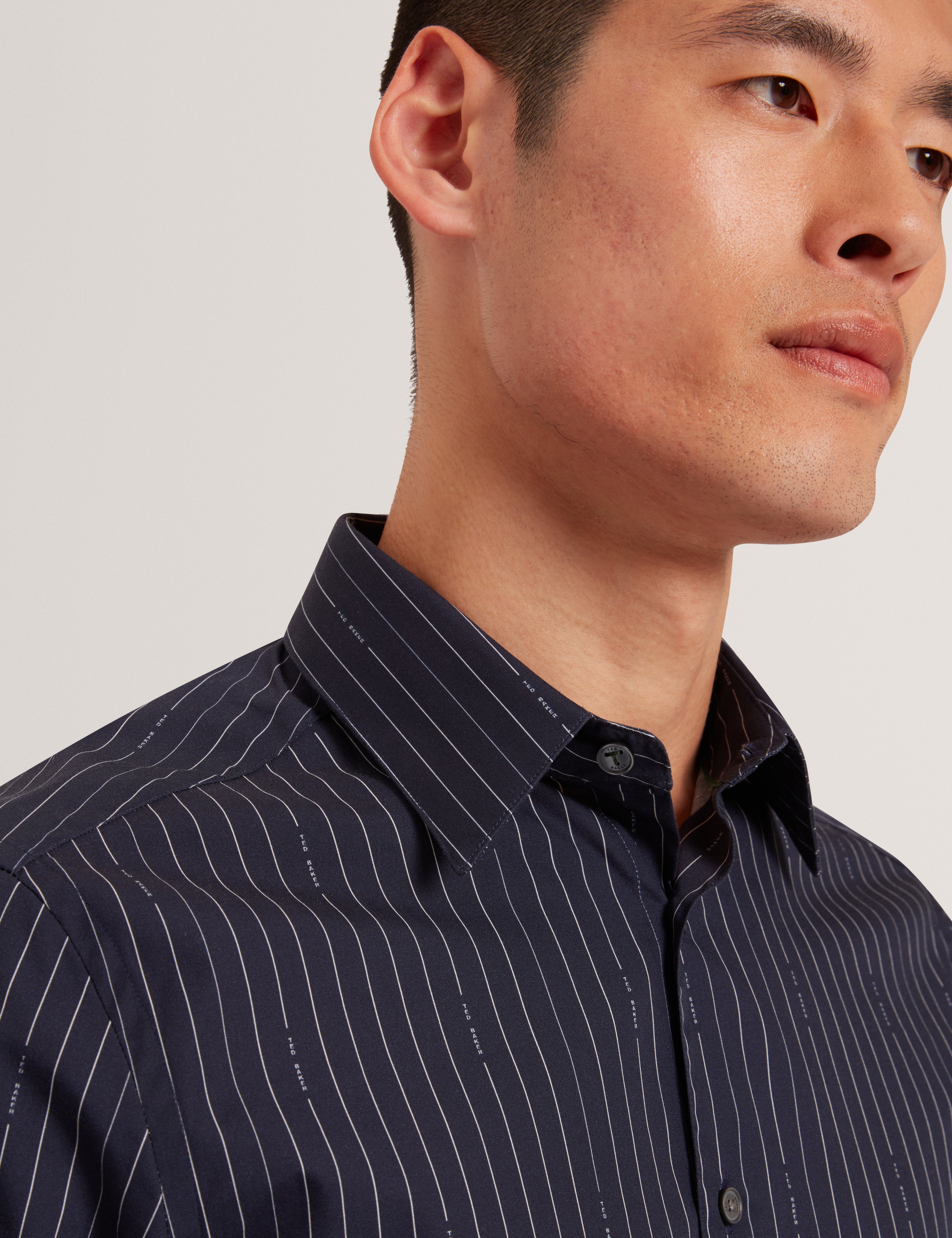 هانجنت قميص كلاسيكي مخطط باللون الكحلي