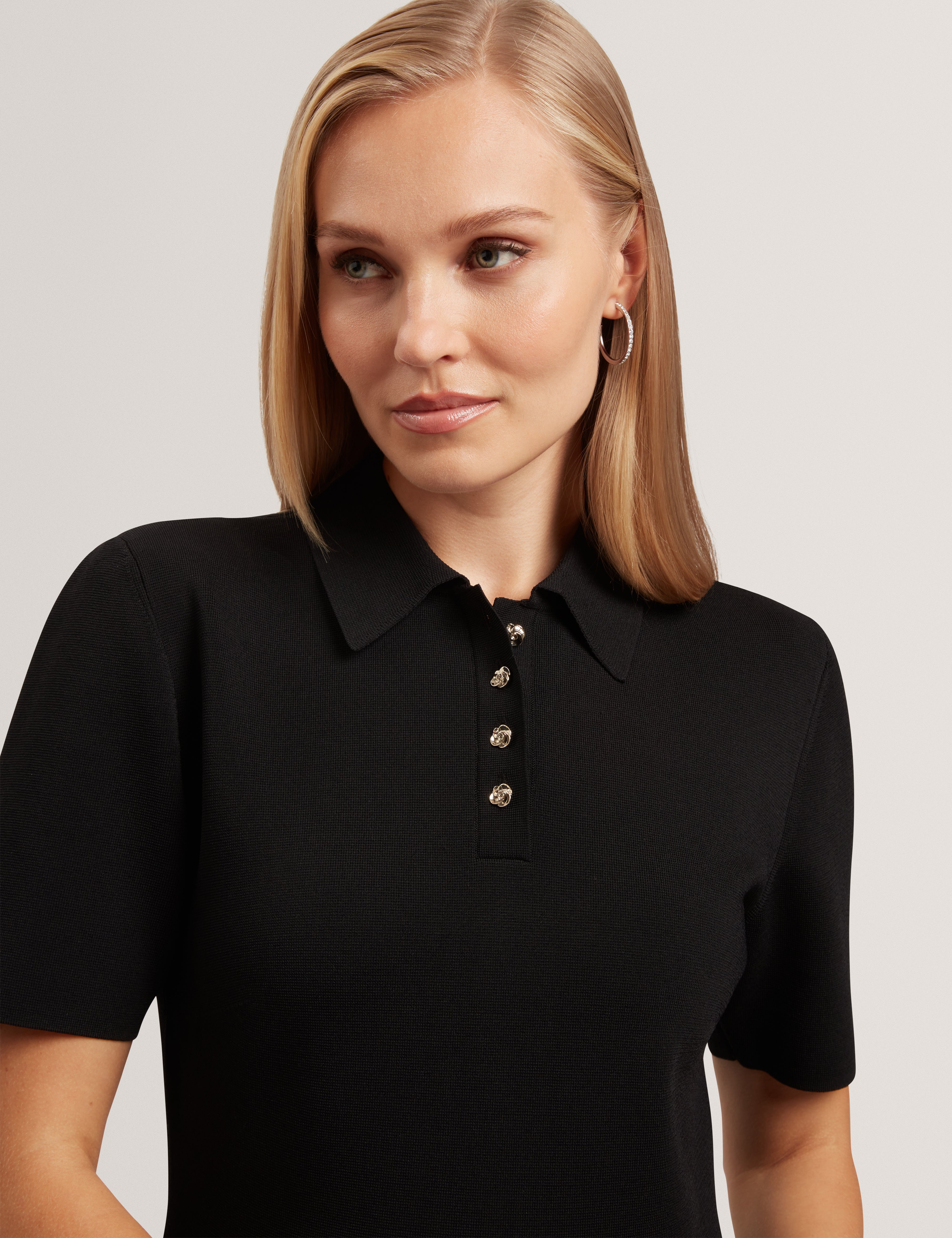 فستان بولو قصير الأكمام منسوج من راندا، أسود.