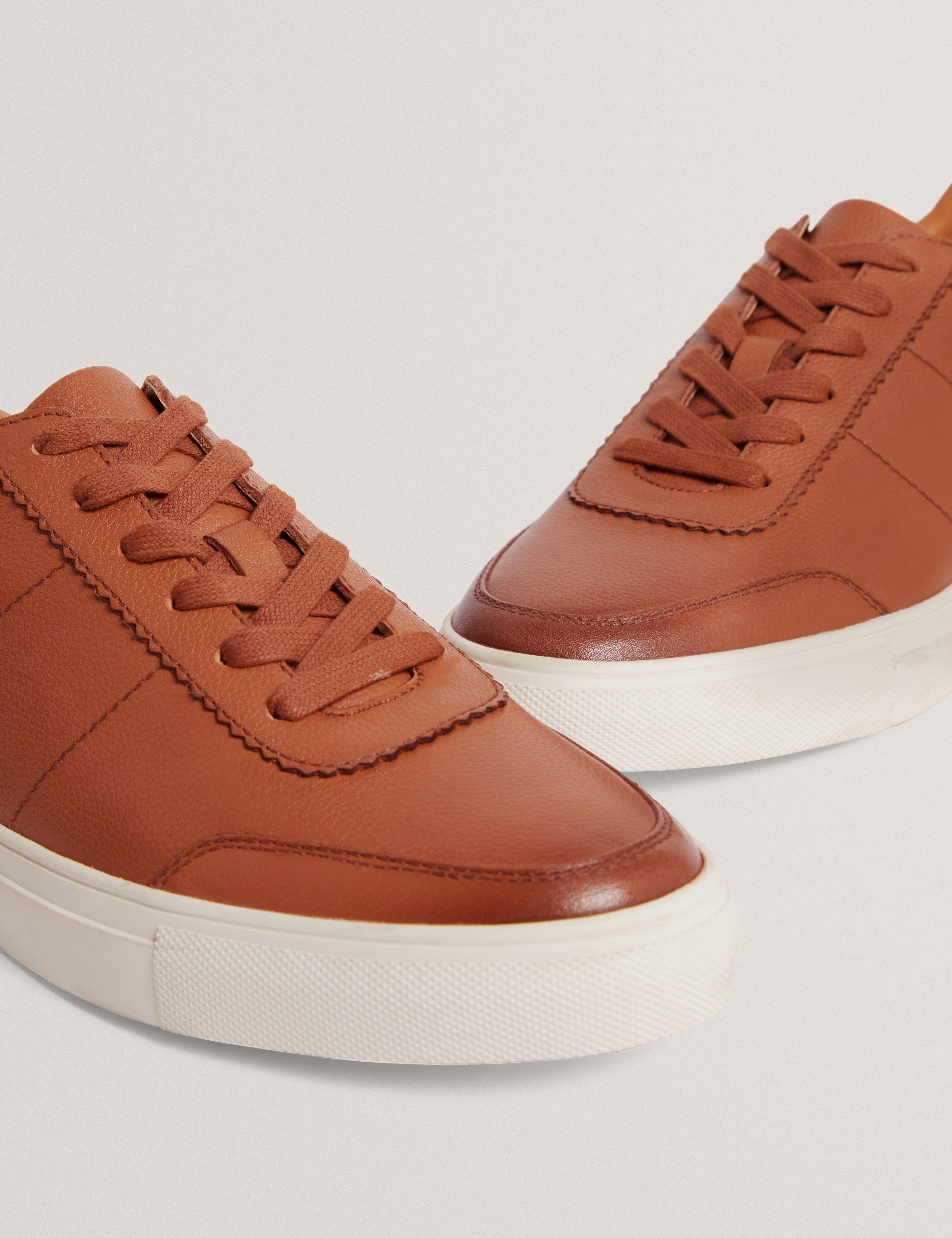 كيريسون حذاء من الجلد باللون البني