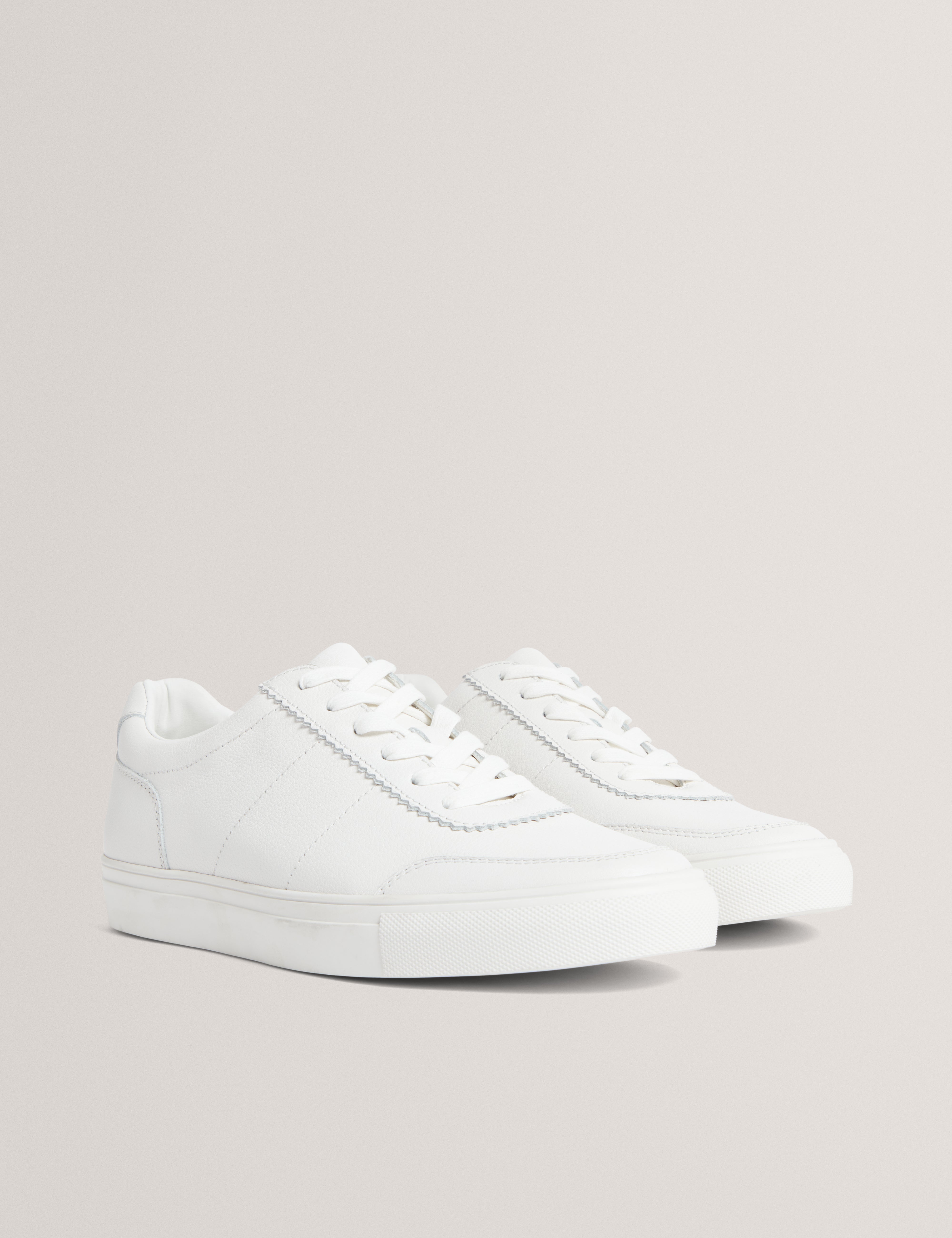 كيريسون حذاء من الجلد باللون الأبيض