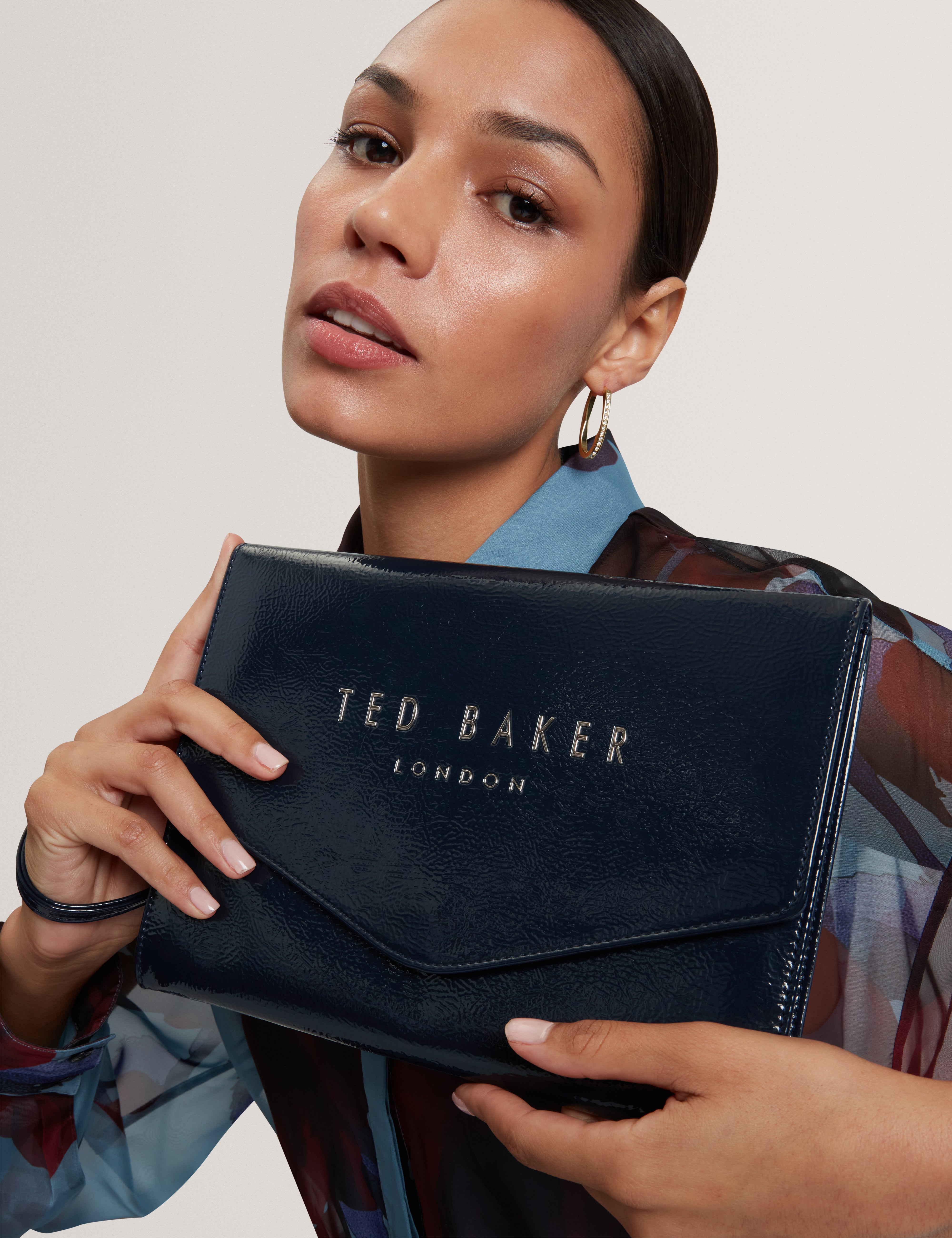 حقيبة Caelyn Crinkle Icon Pouch باللون البحري (Navy)