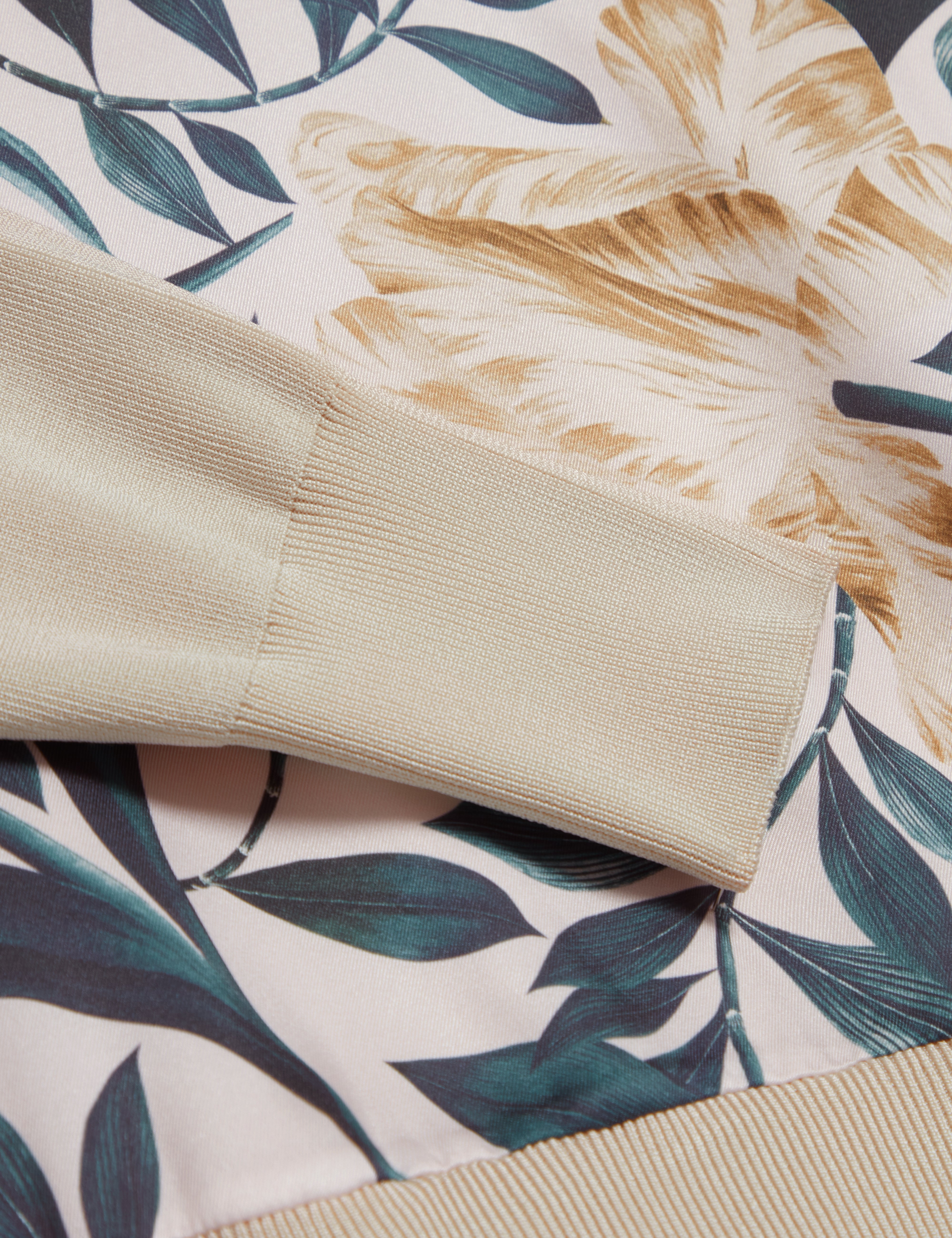 بلوزة Merrni منسوجة من الأمام مع طباعة، لون عاجي