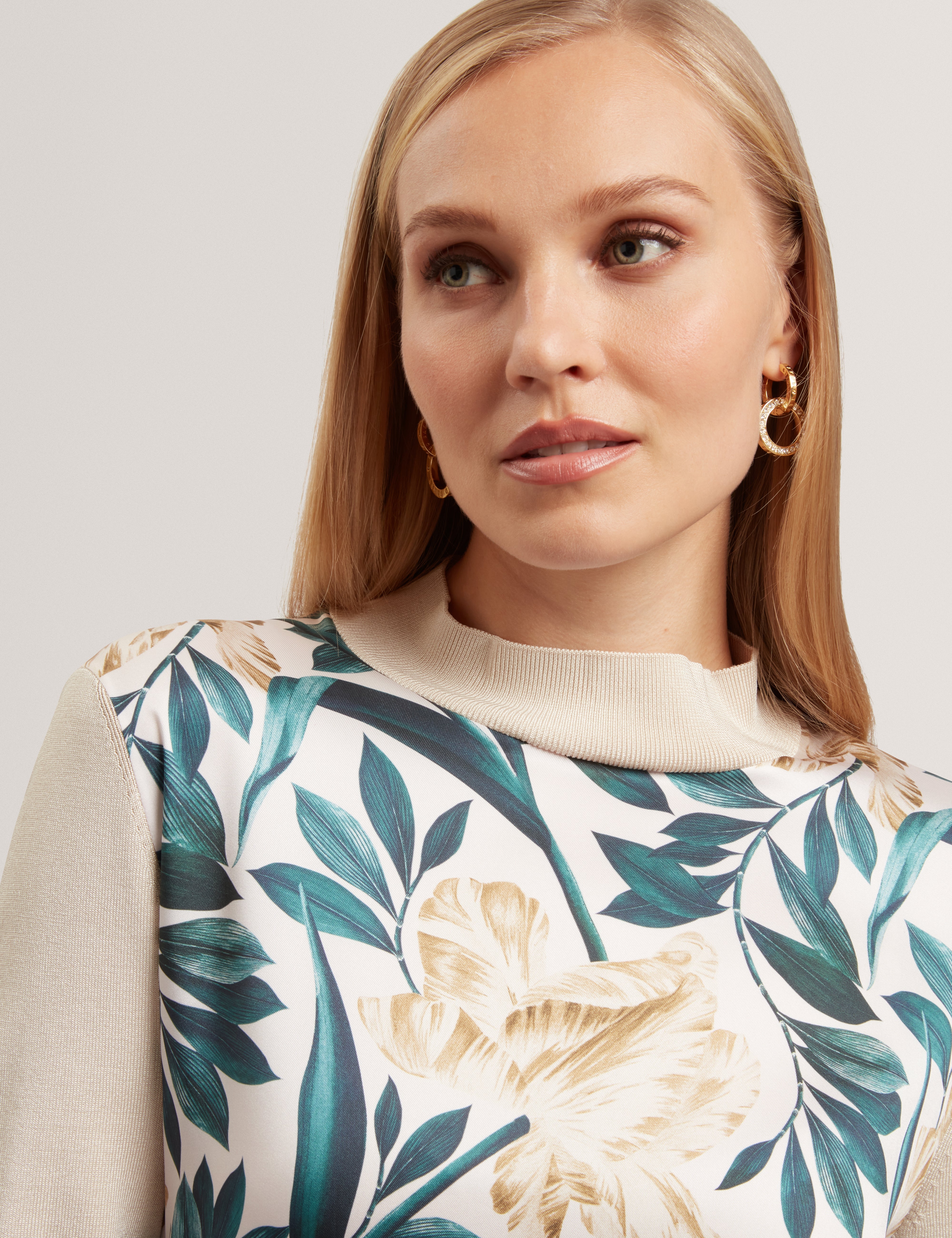 بلوزة Merrni منسوجة من الأمام مع طباعة، لون عاجي