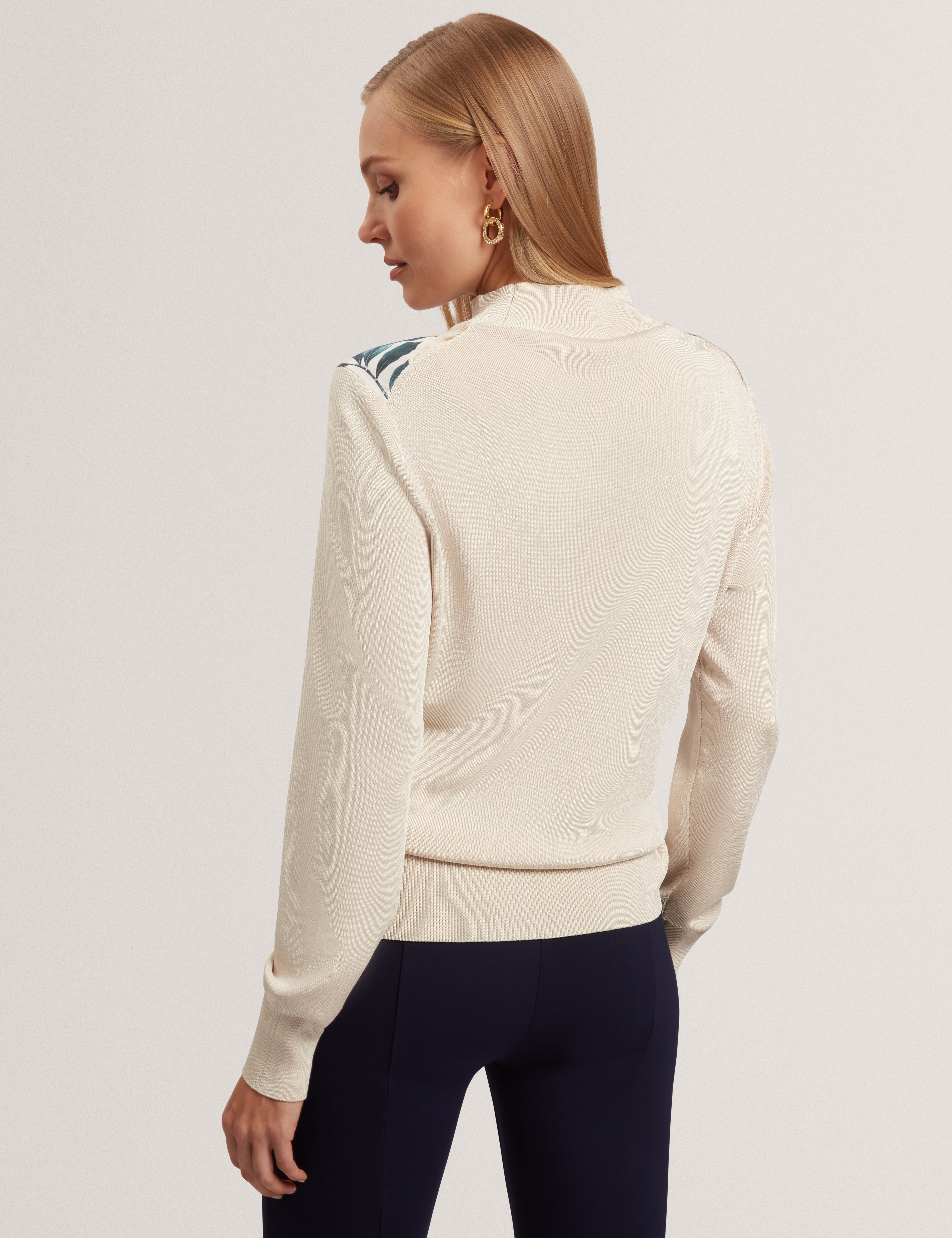 بلوزة Merrni منسوجة من الأمام مع طباعة، لون عاجي