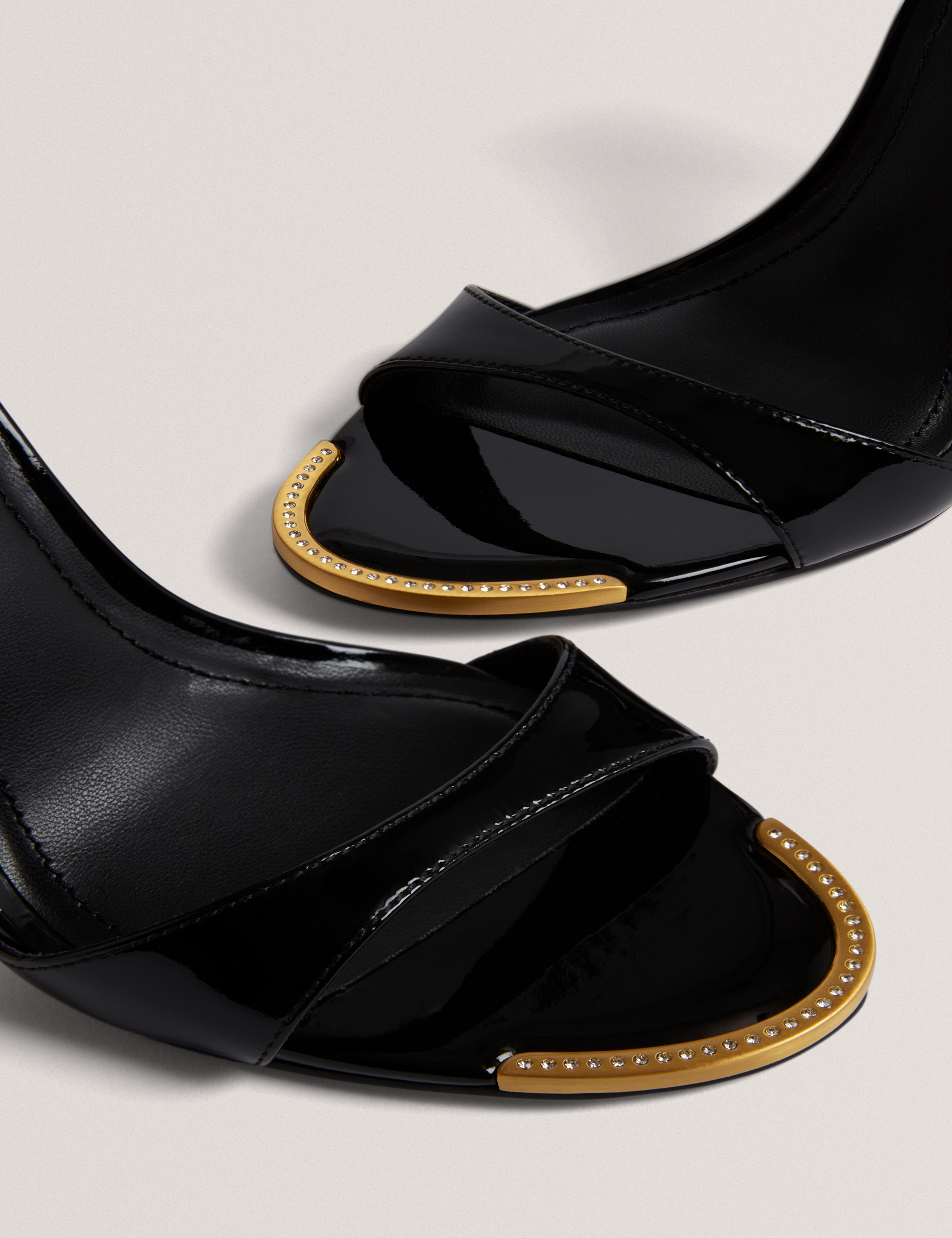 هيللي صندل جلد بكعب لون أسود