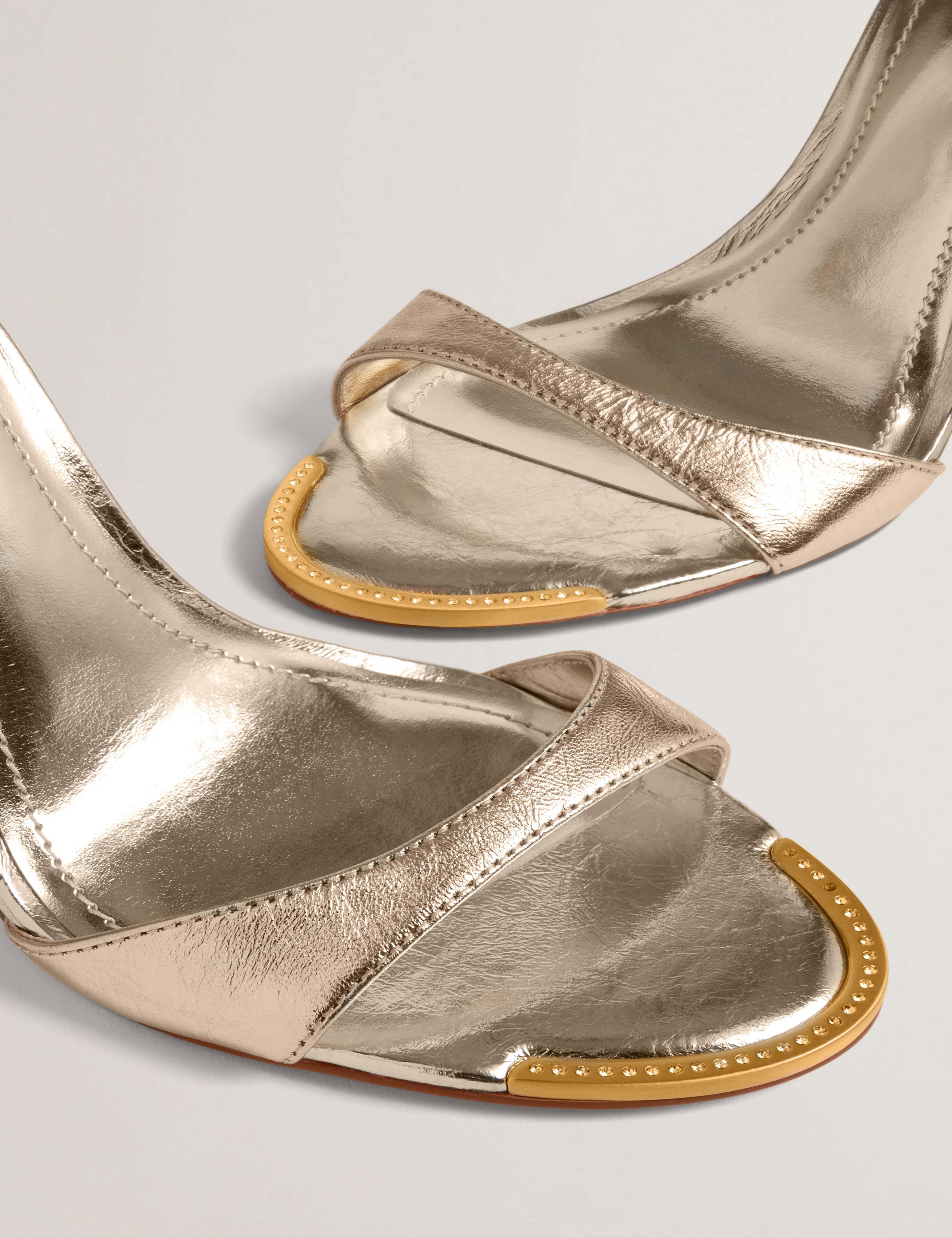 هيللي صندل جلد بكعب لون ذهبي