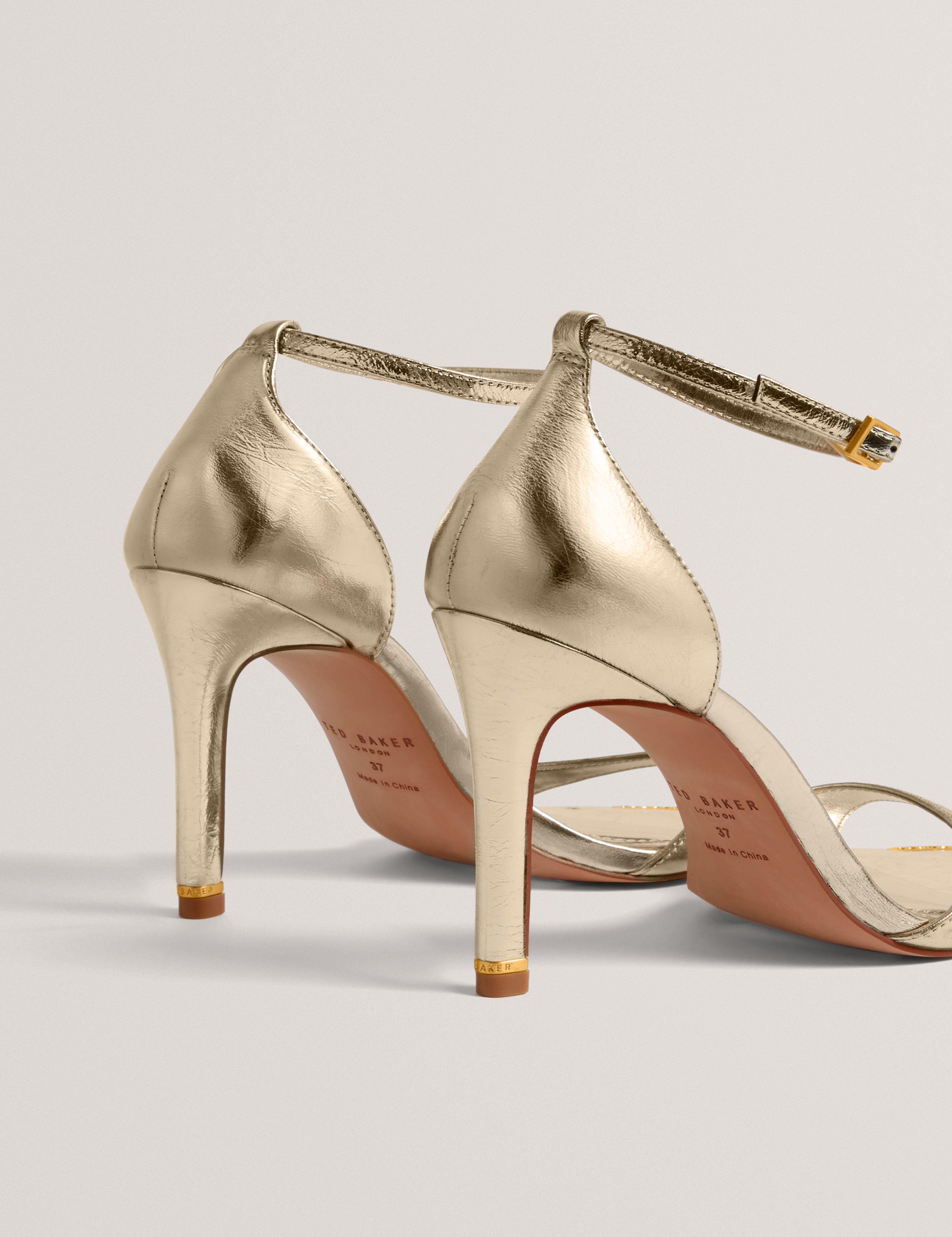 هيللي صندل جلد بكعب لون ذهبي