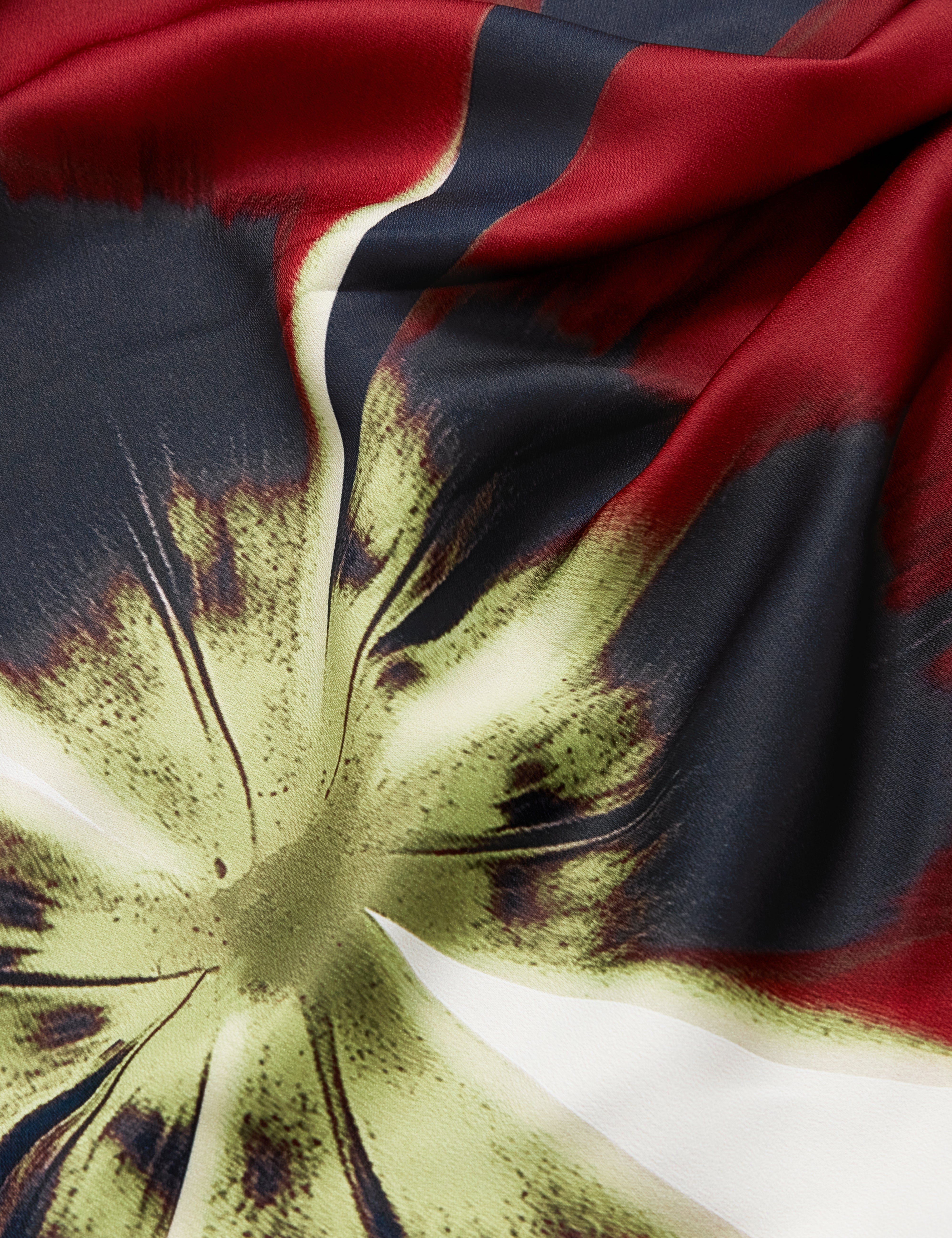 بلوزة ماوي منسوجة بطبعة أمامية متدلية، لون بحري.