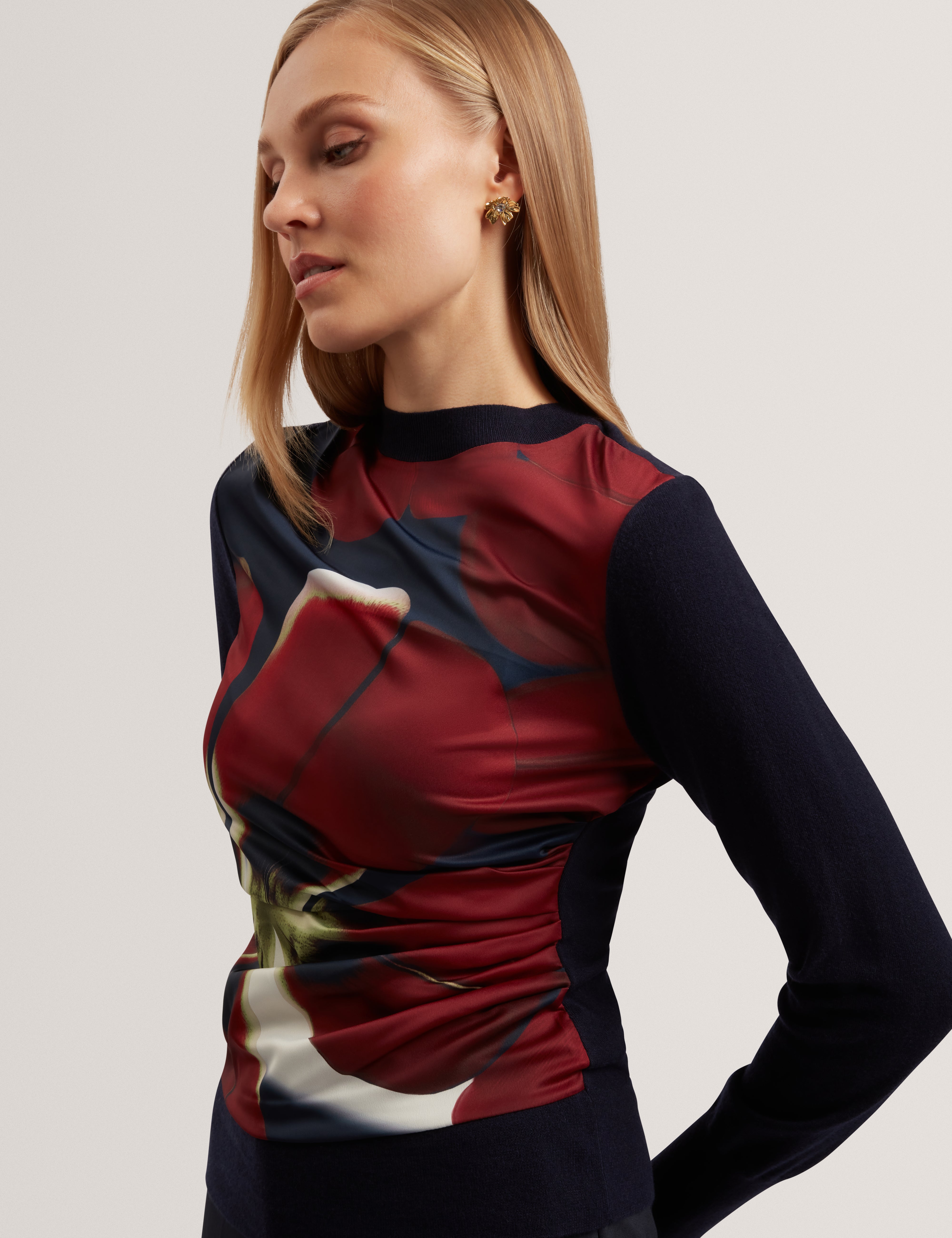 بلوزة ماوي منسوجة بطبعة أمامية متدلية، لون بحري.