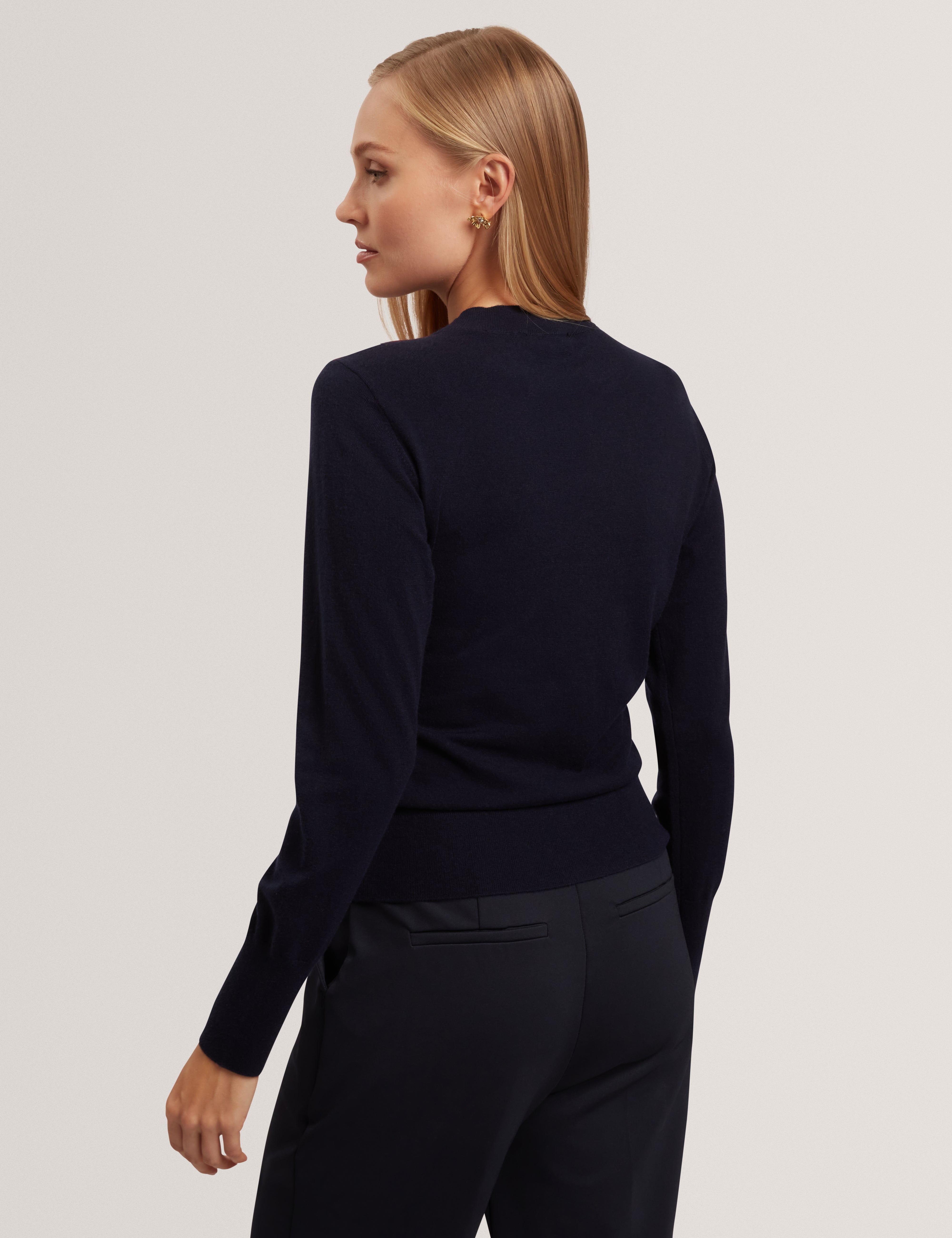 بلوزة ماوي منسوجة بطبعة أمامية متدلية، لون بحري.