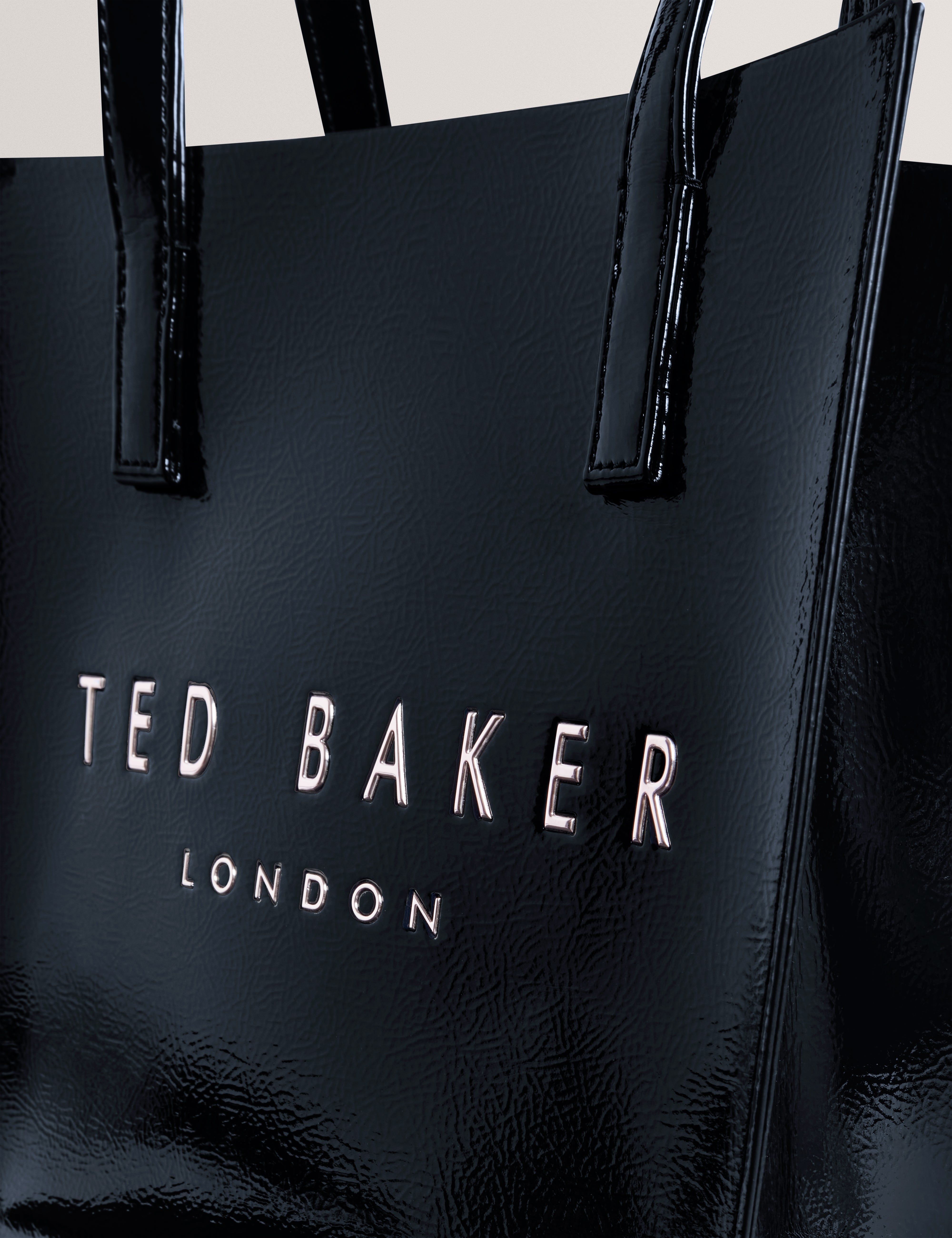 حقيبة كايريس الصغيرة ذات الطبعة المتموجة مع شعار العلامة التجارية، باللون البحري.