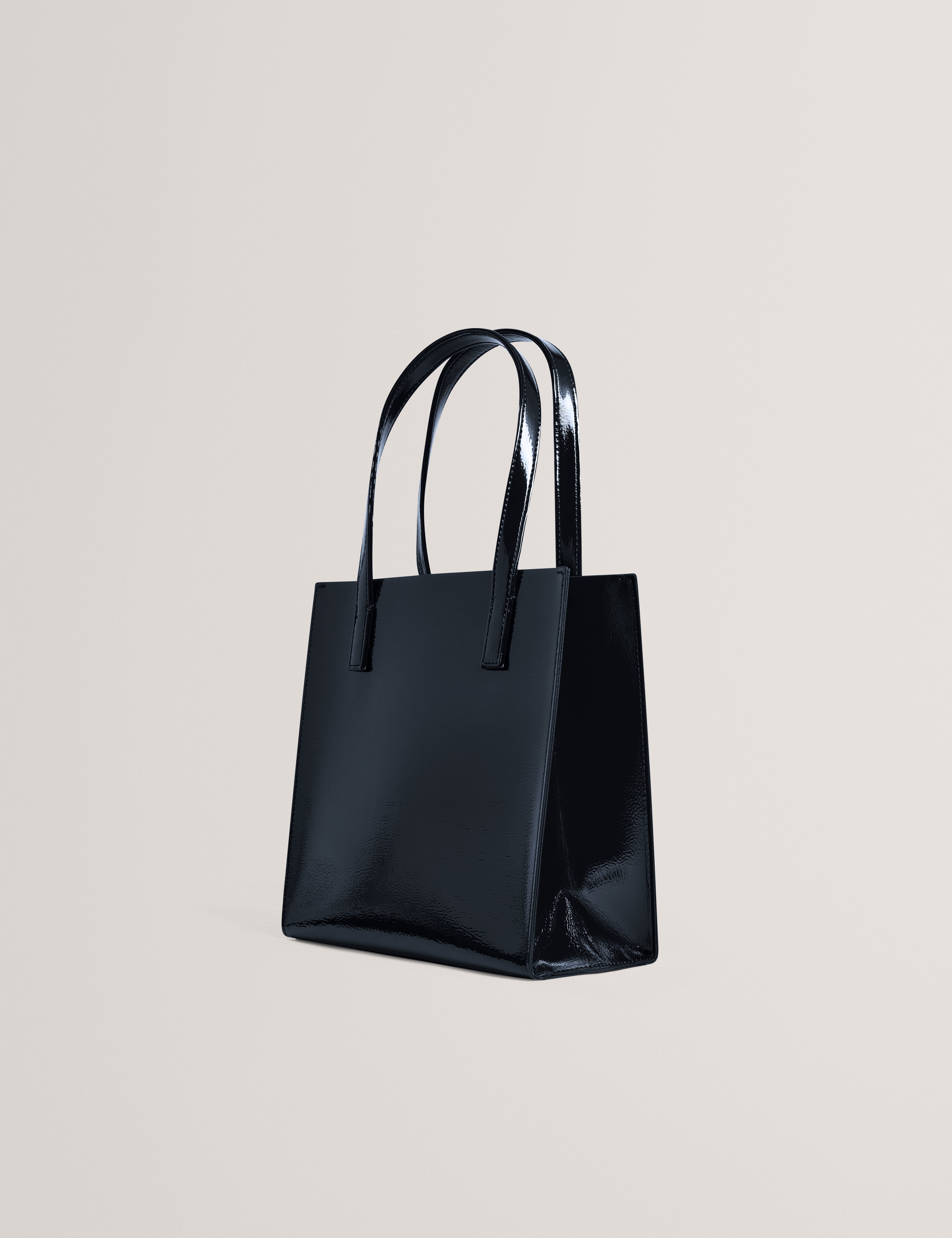 حقيبة كايريس الصغيرة ذات الطبعة المتموجة مع شعار العلامة التجارية، باللون البحري.