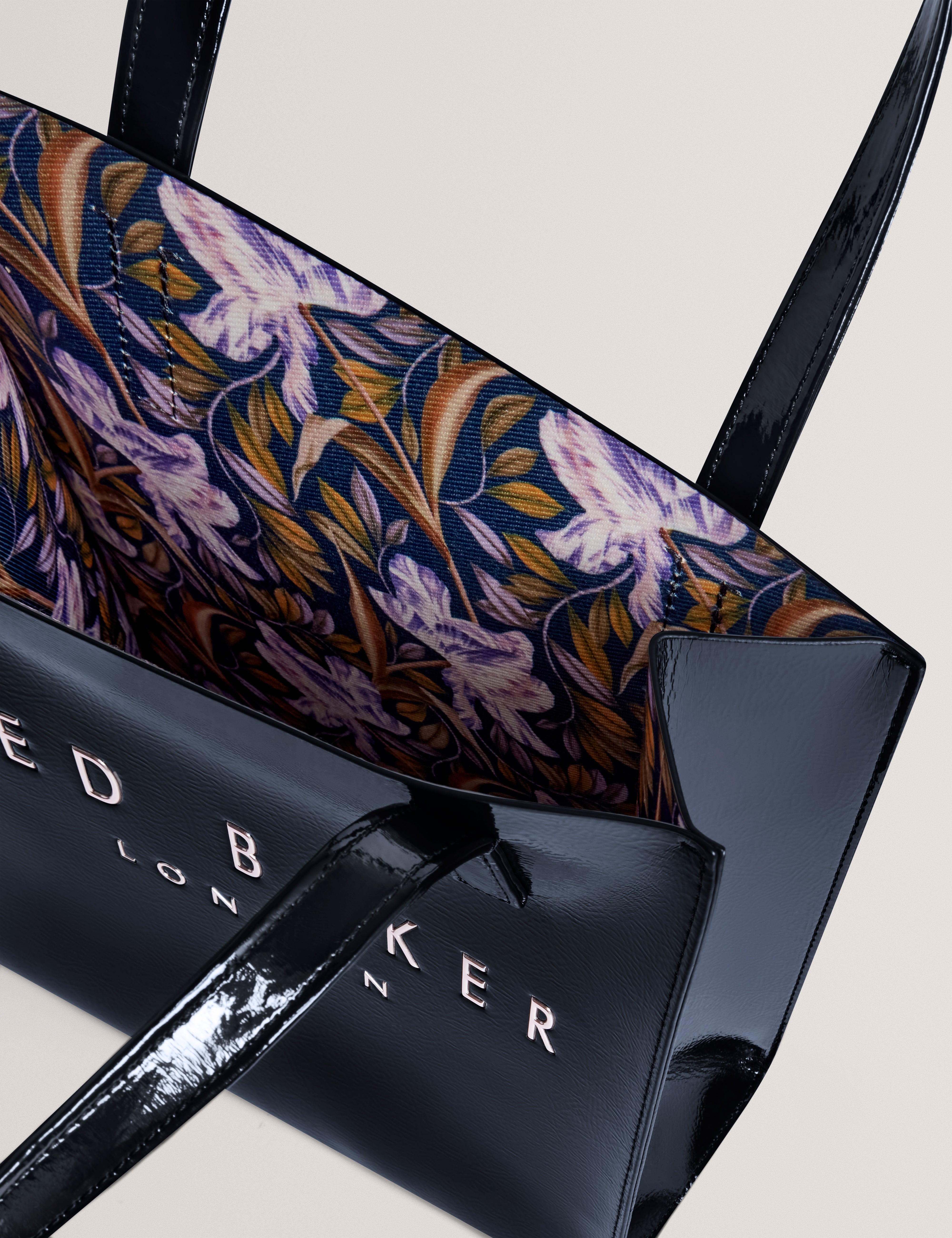 حقيبة كايريس الصغيرة ذات الطبعة المتموجة مع شعار العلامة التجارية، باللون البحري.