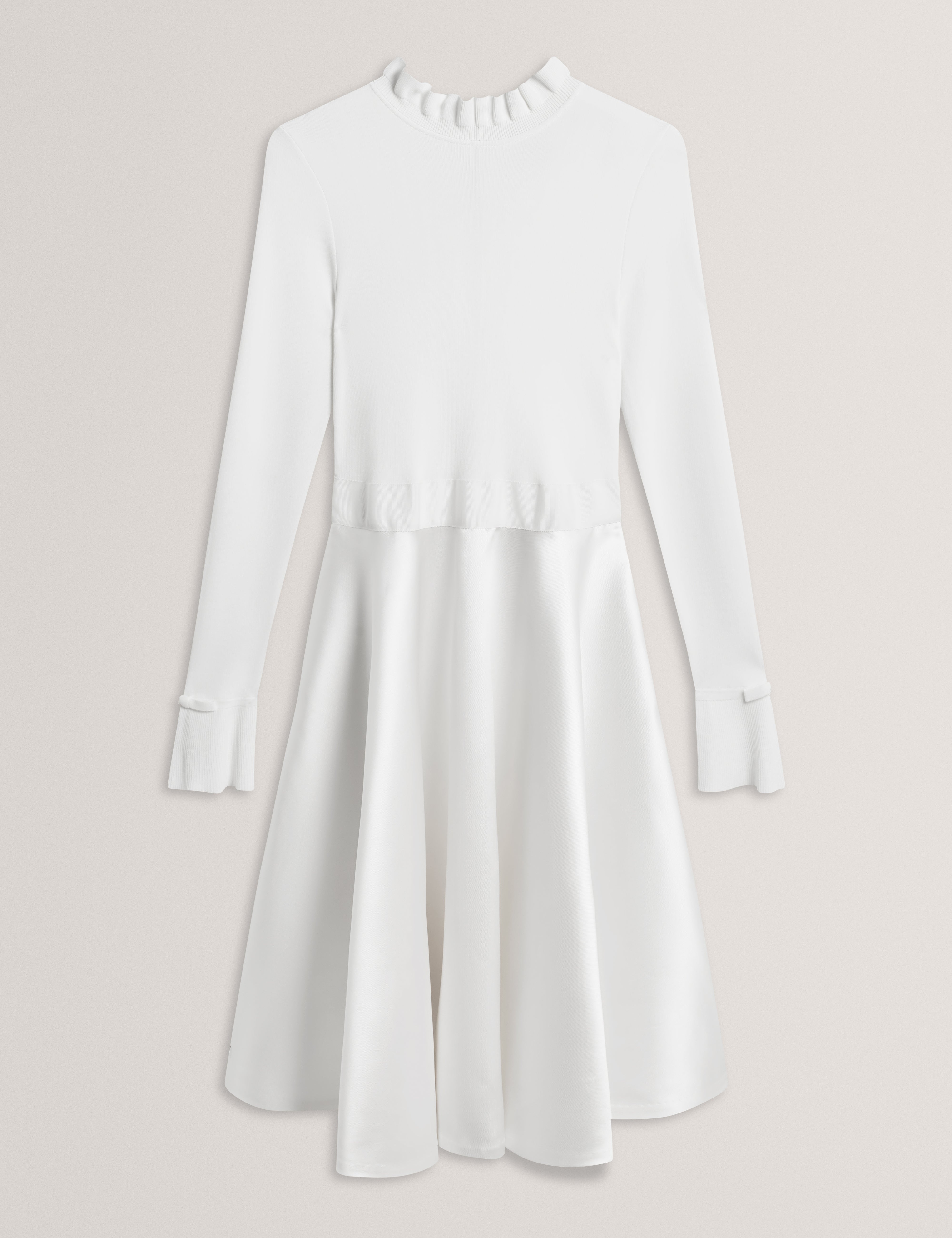 فستان زادي منسوج بأطراف مكشكشة، يبلغ طوله كامل، باللون العاجي.