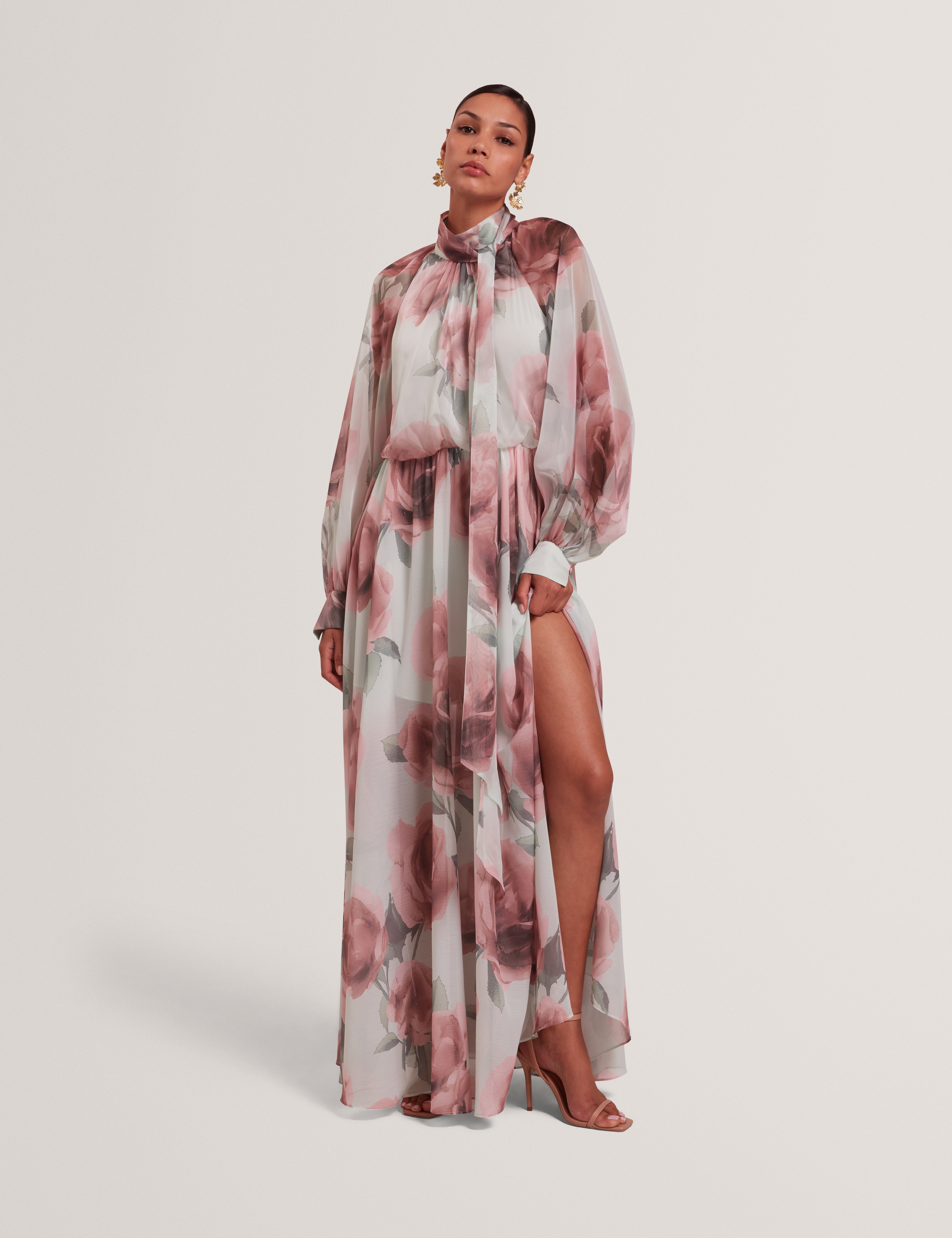 فستان ماكسي طويل الأكمام مزين بتفاصيل ربطة عنق ونقشة زهور من روي، باللون الأخضر.