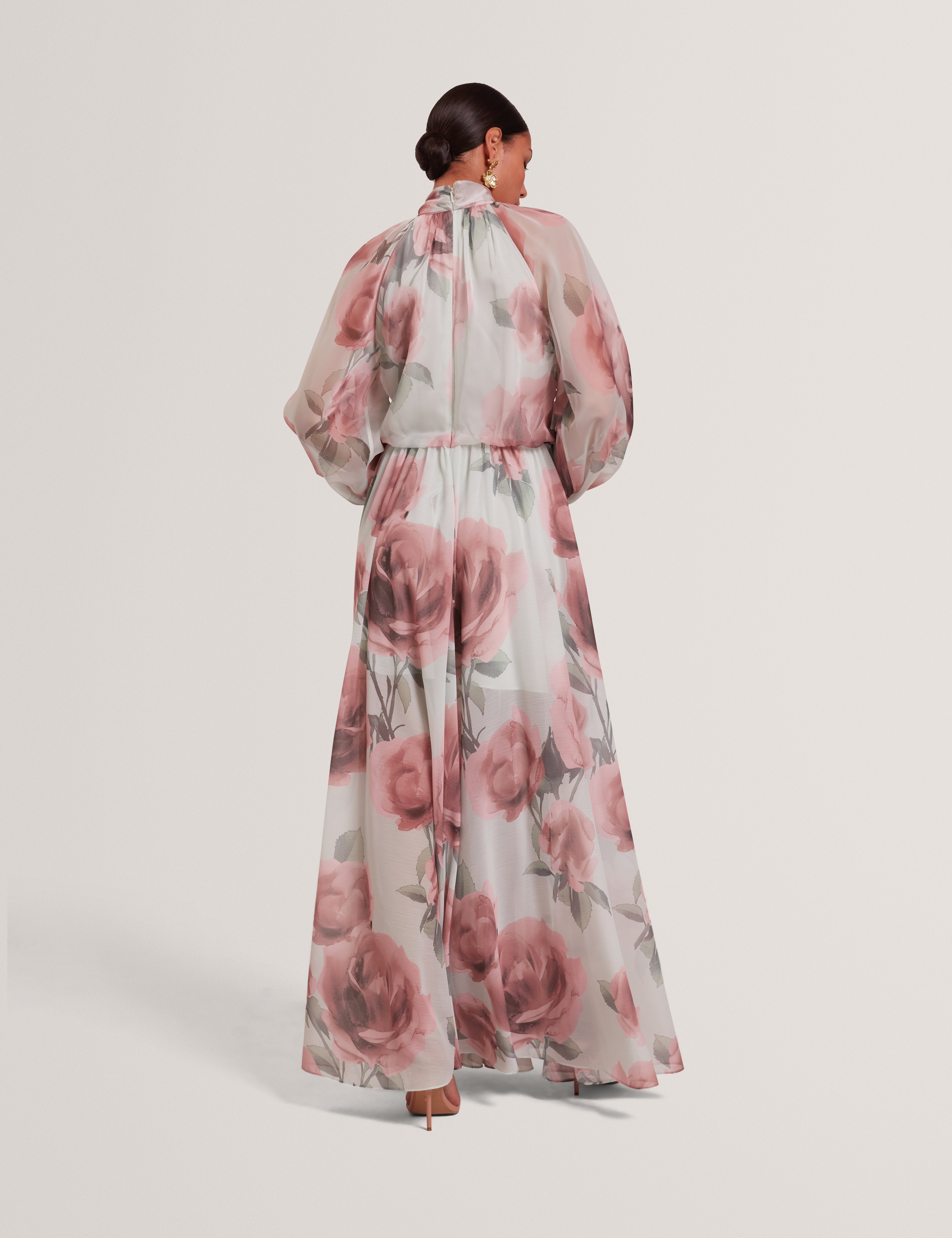 فستان ماكسي طويل الأكمام مزين بتفاصيل ربطة عنق ونقشة زهور من روي، باللون الأخضر.